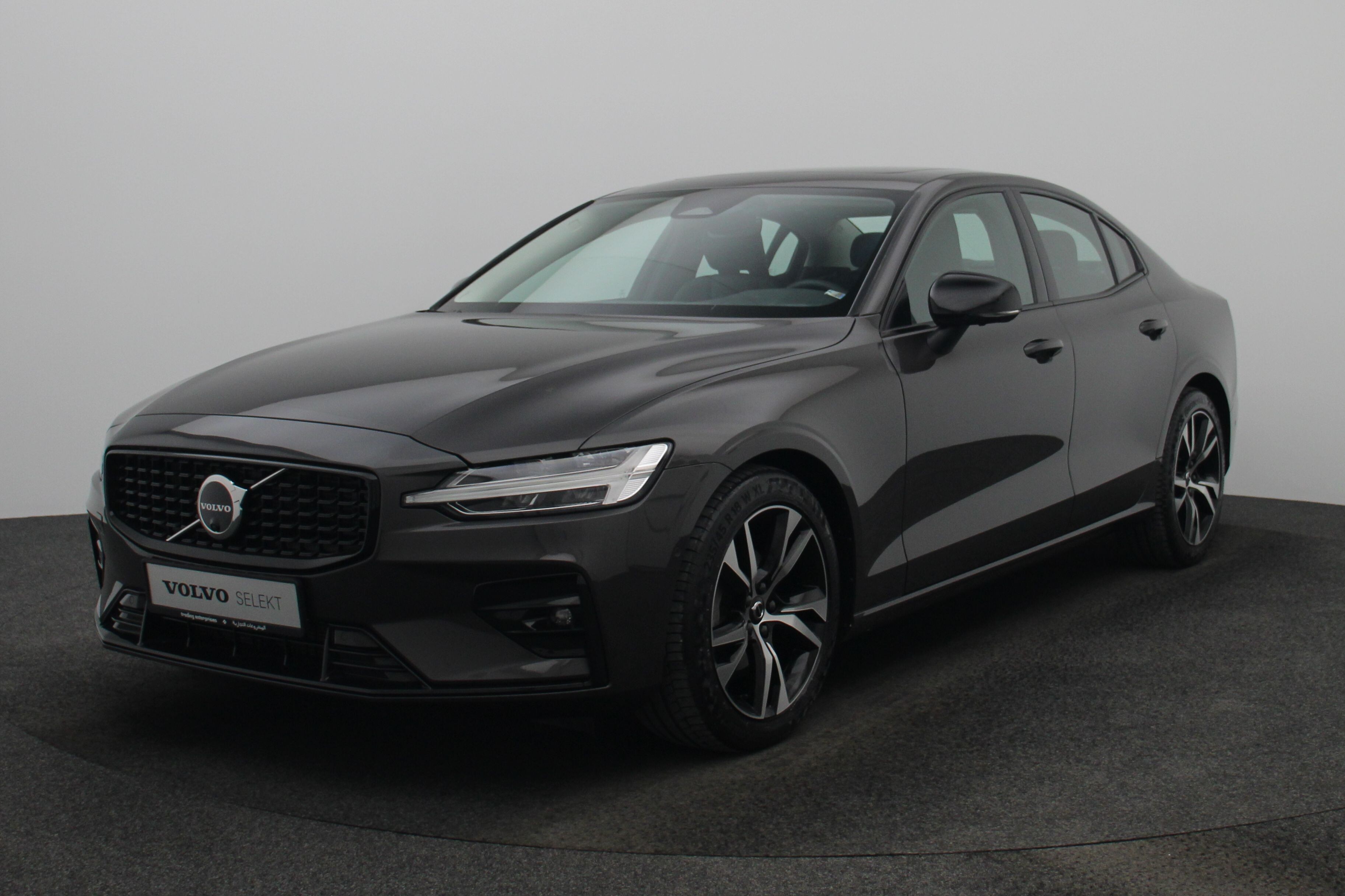 S60 2023 B4 Plus Dark
