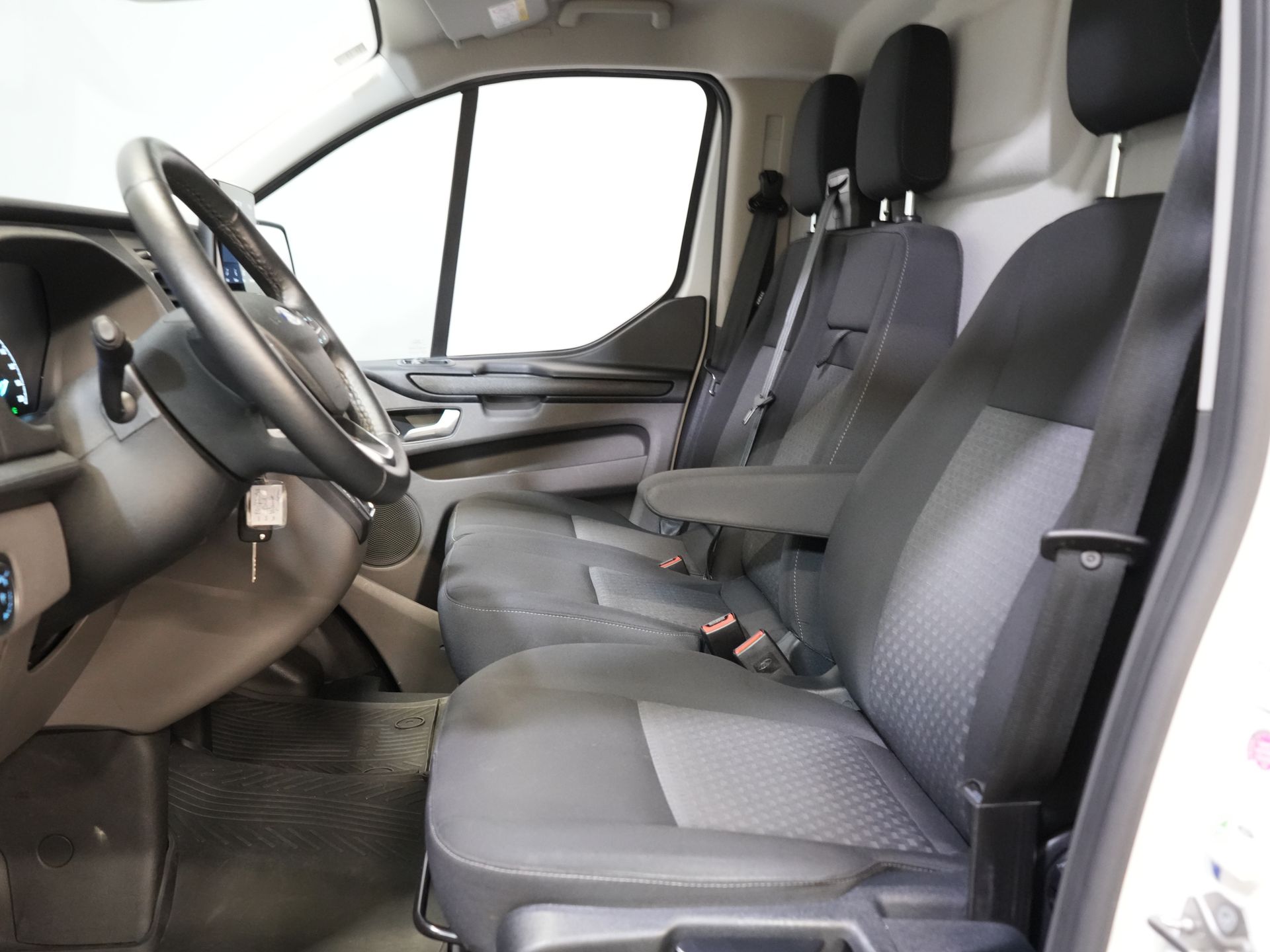 Ford Transit Custom Bestelbus 340 130 pk PHEV Trend BPM VRIJ! Plug-In/ Inrichting/ Carplay/ Stoelverw./ Cruise/ Camera/ PDC/ Airco