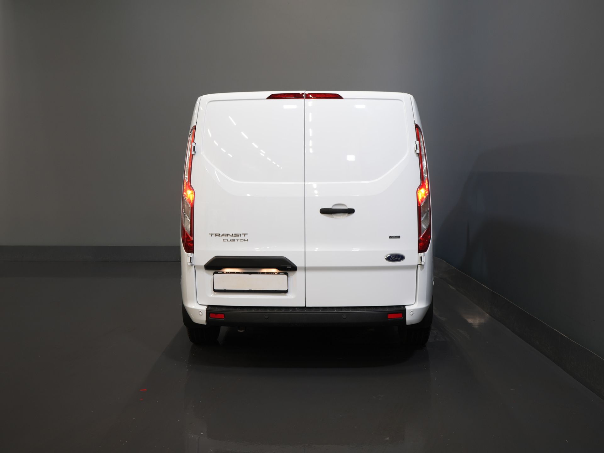 Ford Transit Custom Bestelbus 340 130 pk PHEV Trend BPM VRIJ! Plug-In/ Inrichting/ Carplay/ Stoelverw./ Cruise/ Camera/ PDC/ Airco