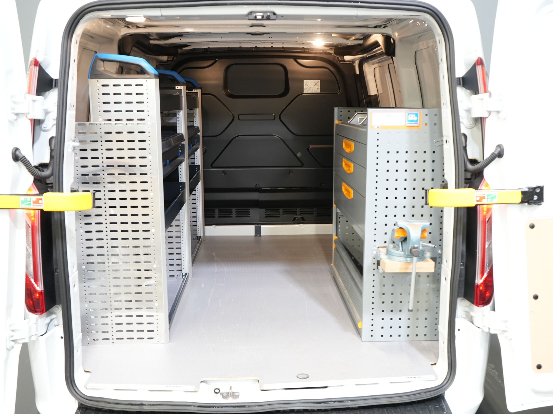 Ford Transit Custom Bestelbus 340 130 pk PHEV Trend BPM VRIJ! Plug-In/ Inrichting/ Carplay/ Stoelverw./ Cruise/ Camera/ PDC/ Airco