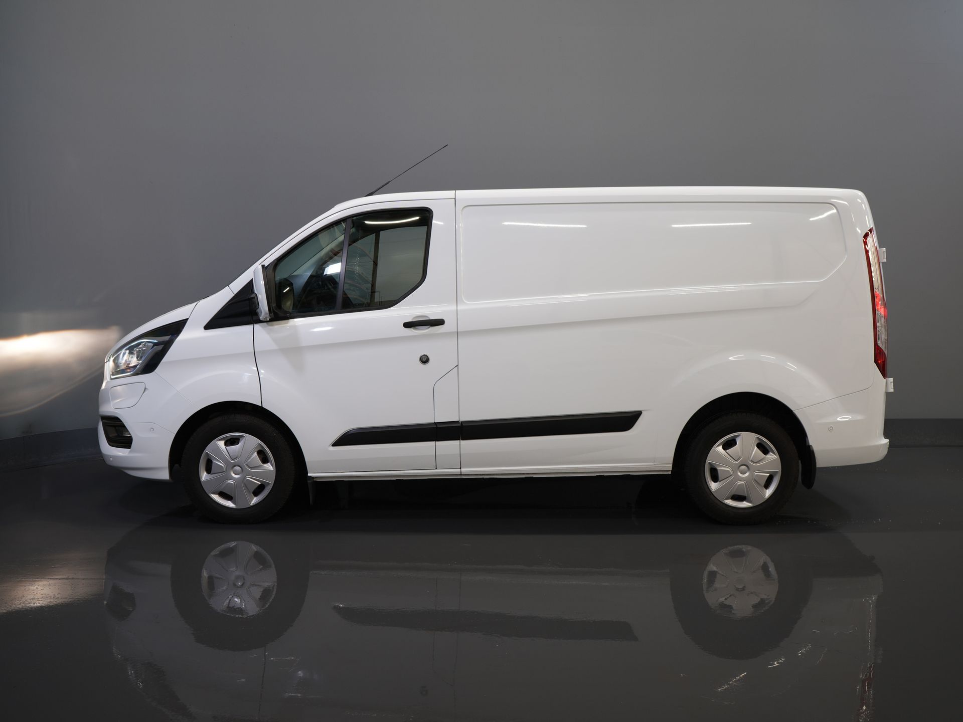 Ford Transit Custom Bestelbus 340 130 pk PHEV Trend BPM VRIJ! Plug-In/ Inrichting/ Carplay/ Stoelverw./ Cruise/ Camera/ PDC/ Airco