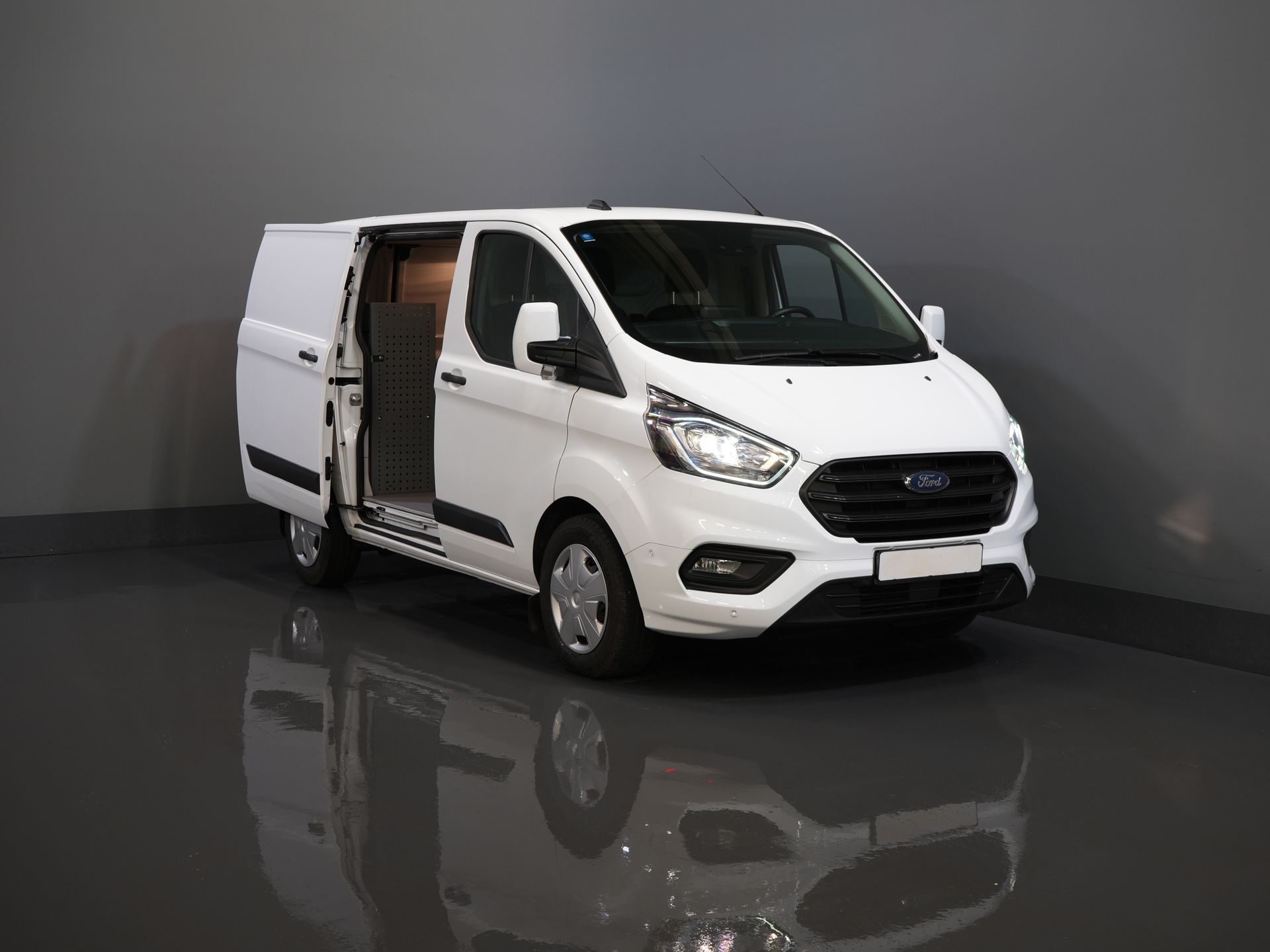 Ford Transit Custom Bestelbus 340 130 pk PHEV Trend BPM VRIJ! Plug-In/ Inrichting/ Carplay/ Stoelverw./ Cruise/ Camera/ PDC/ Airco