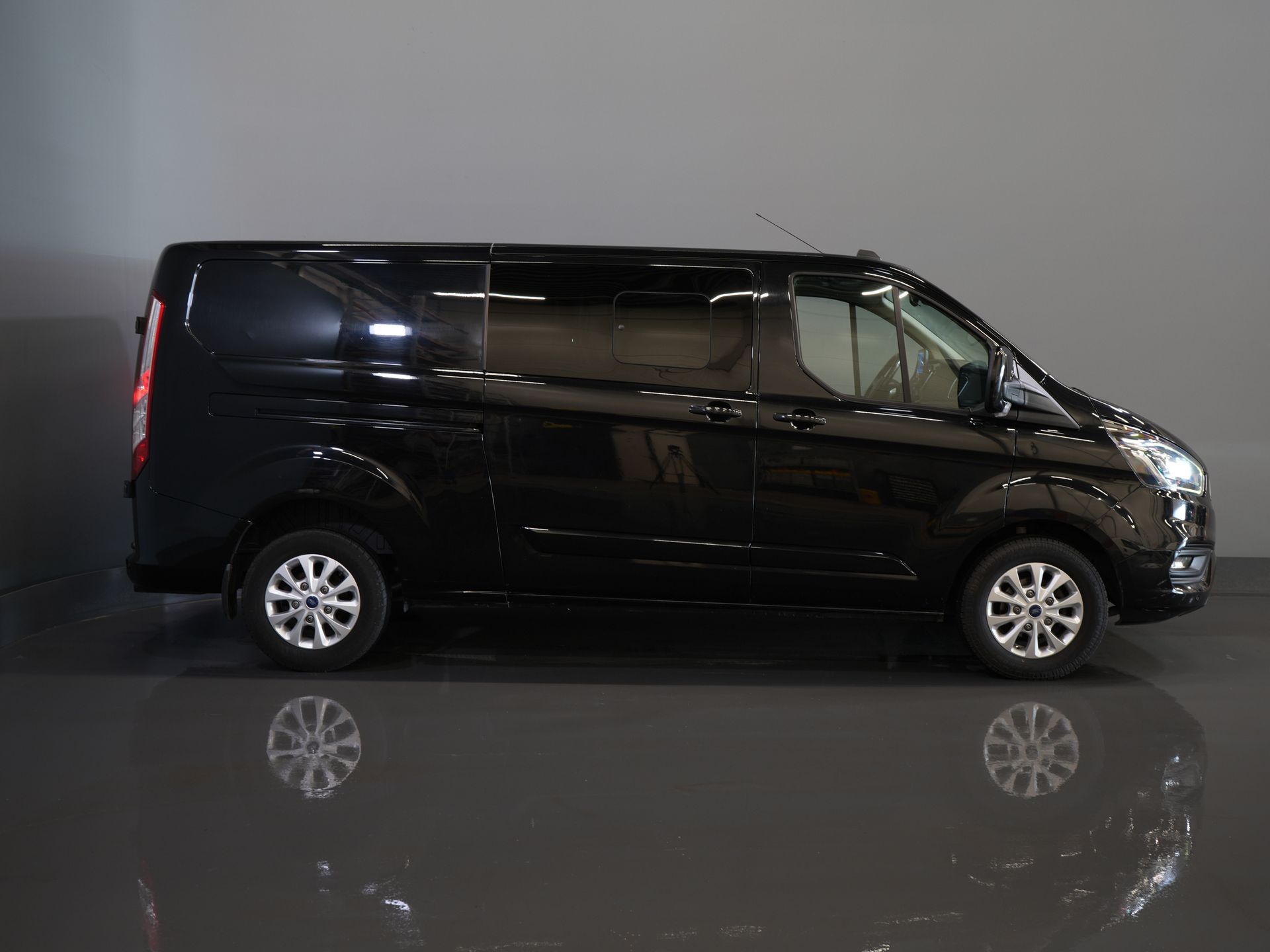 Ford Transit Custom Van 2.0 TDCI 170 cv Aut. L2 Limited DC Doppia Cabina EXPORT SOLO Cintura V.V/ Adapt.Cruise/ Bi-Xenon/ Pelle/ 2xPorte scorrevoli/ Elek.Seat/ 