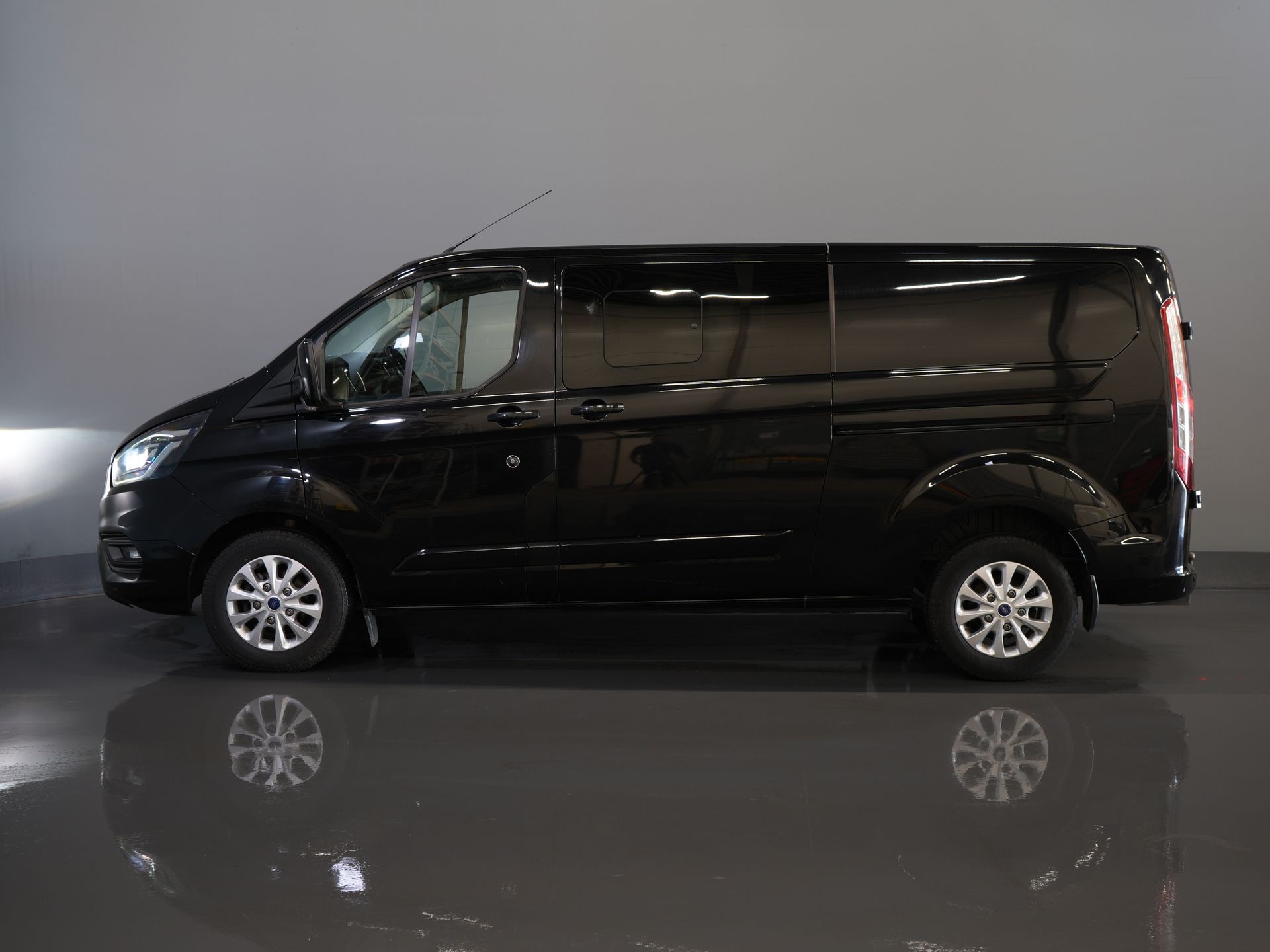 Ford Transit Custom Van 2.0 TDCI 170 cv Aut. L2 Limited DC Doppia Cabina EXPORT SOLO Cintura V.V/ Adapt.Cruise/ Bi-Xenon/ Pelle/ 2xPorte scorrevoli/ Elek.Seat/ 
