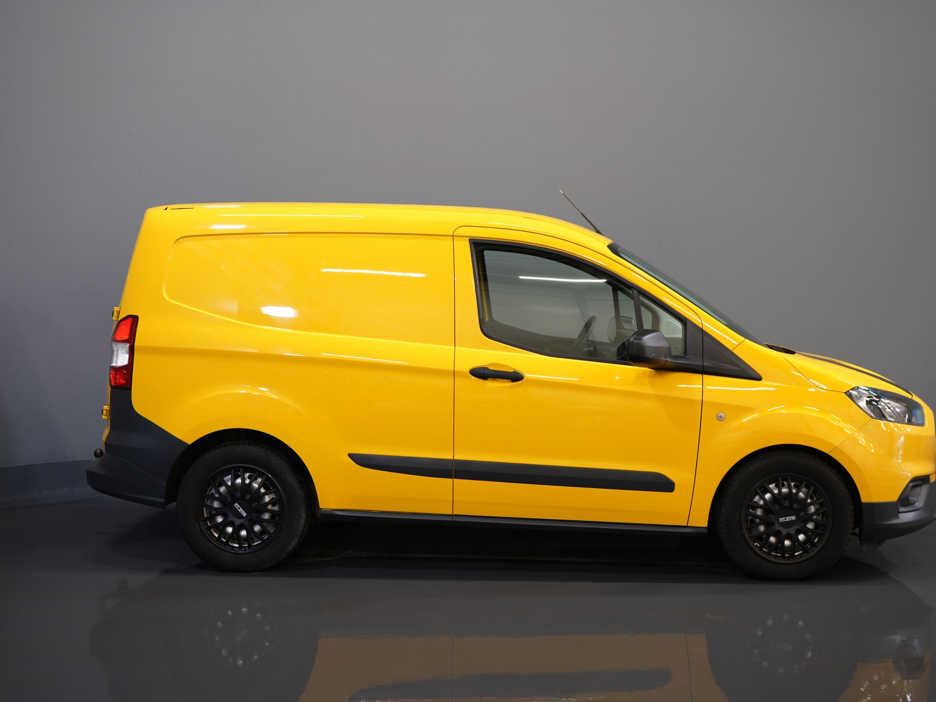 Ford Transit Courier Bestelbus 1.5 TDCI BPM VRIJ! Euro6/ NL Auto/ Dealer Ond./ Airco/ Trekhaak