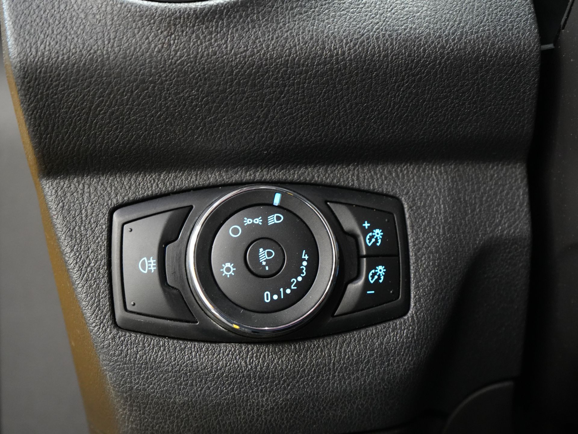 Ford Transit Courier Bestelbus 1.5 TDCI BPM VRIJ! Euro6/ NL Auto/ Dealer Ond./ Airco/ Trekhaak
