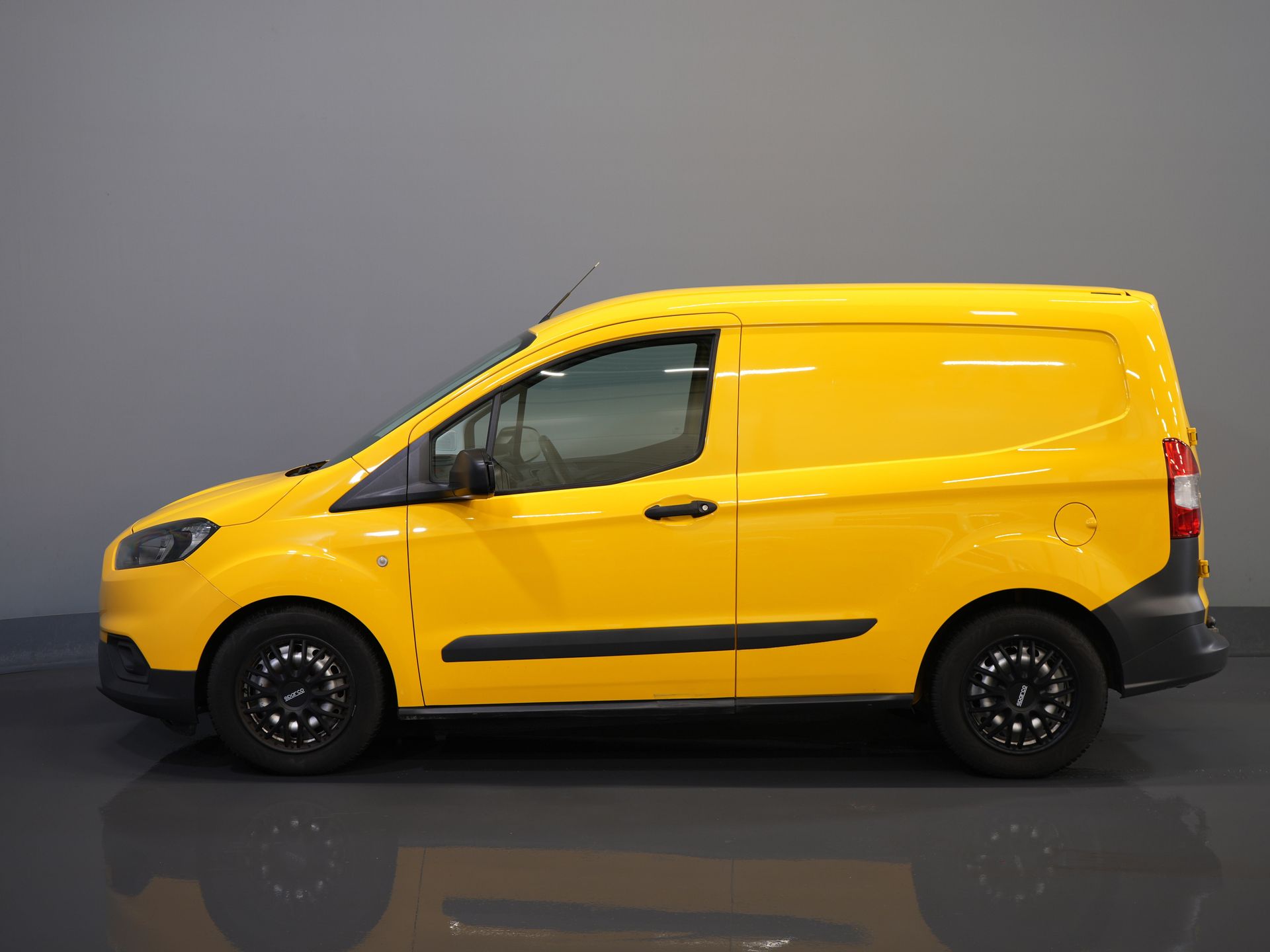 Ford Transit Courier Bestelbus 1.5 TDCI BPM VRIJ! Euro6/ NL Auto/ Dealer Ond./ Airco/ Trekhaak