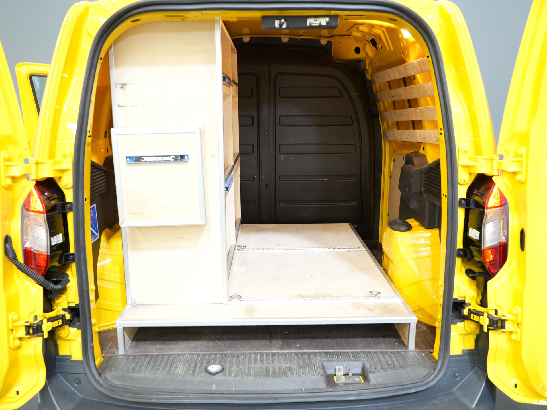 Ford Transit Courier Bestelbus 1.5 TDCI BPM VRIJ! Euro6/ NL Auto/ Dealer Ond./ Airco/ Trekhaak