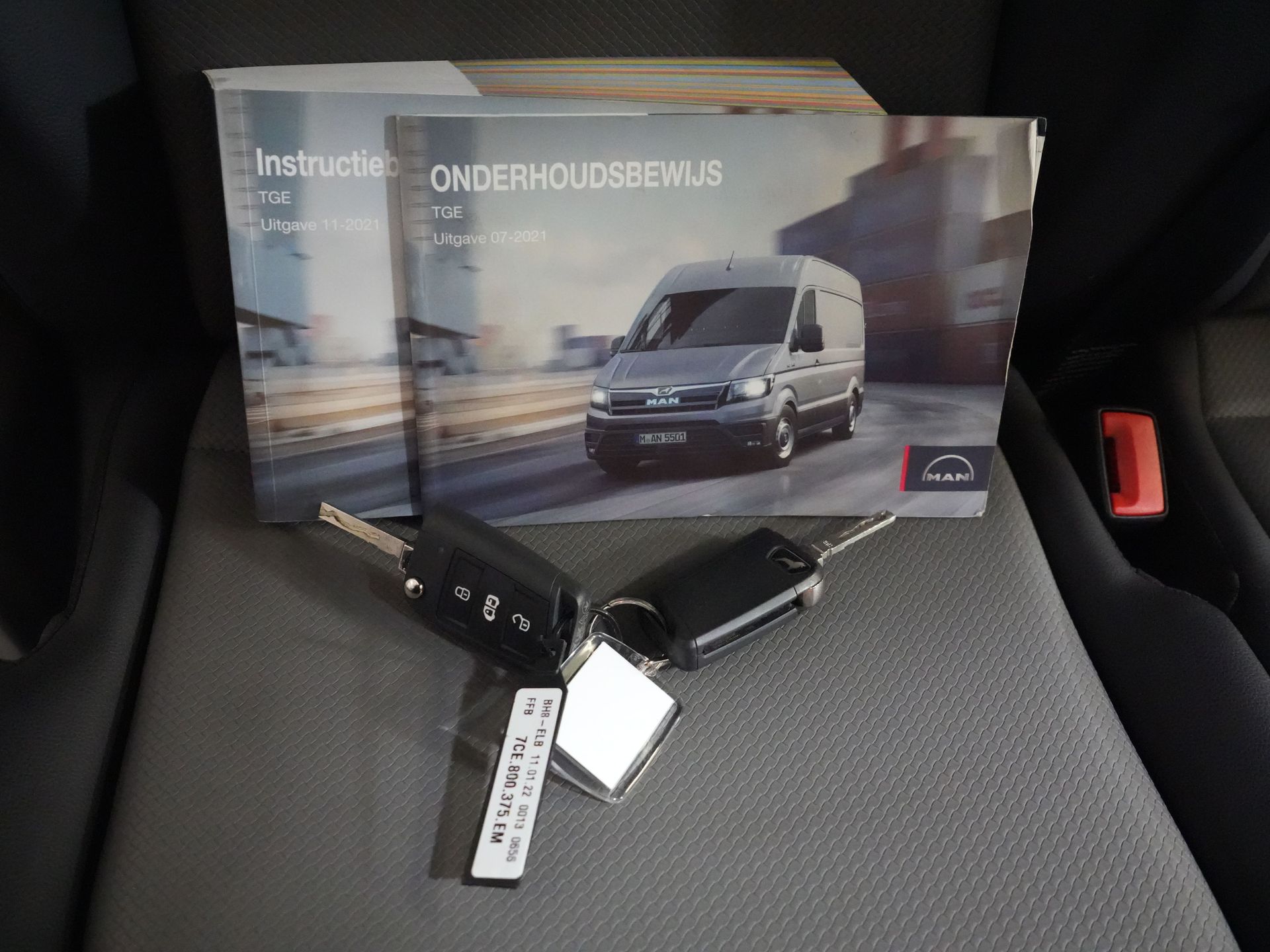 MAN TGE Van 35 2.0 180 hp DSG Aut. L3H3 BPM FREE! Roof rack+Ladder/ Carplay/ Gev.stoel/ Interior/ Camera/ PDC/ Cruise/ Towing hook/ Airco