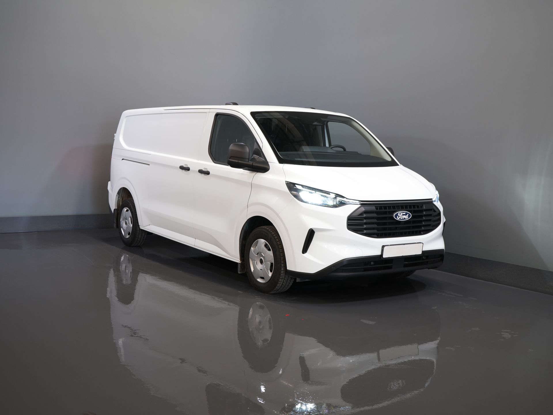 Ford Transit Custom Bestelbus 320 2.0 TDCI 136 pk L2 Trend BPM VRIJ! LED/ Standkachel/ Stoelverw/ 2.7t. Trekverm./ Carplay/ Camera/ Climate/ PDC/ Cruise