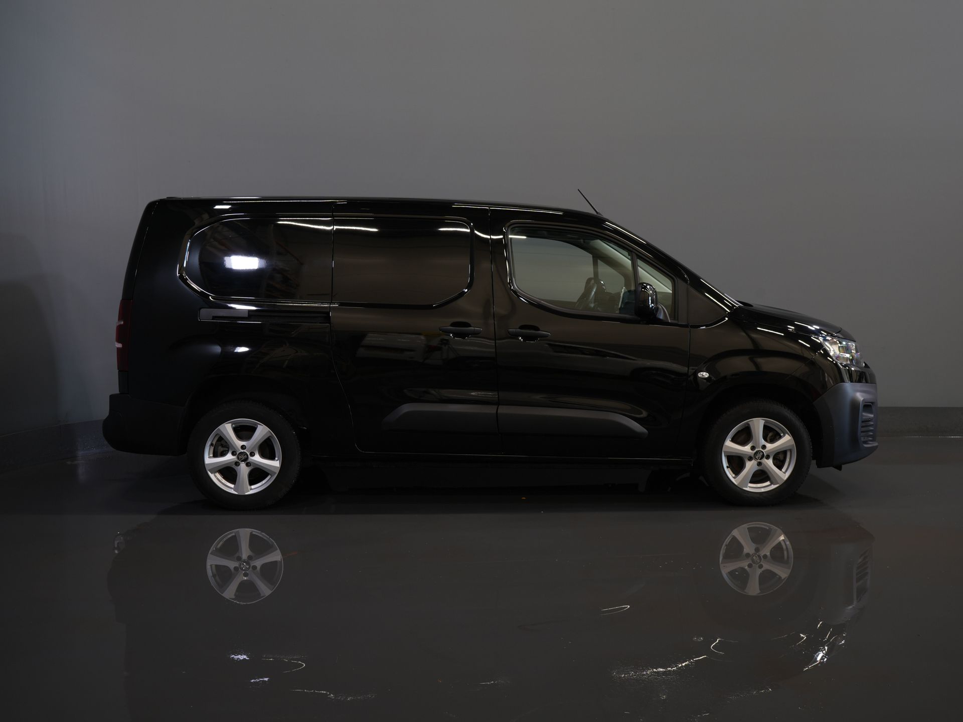 Citroën Berlingo Furgón 1.5 HDi 130 cv Aut. L2 3 Pers./ Carplay/ Climatización/ Cámara/ Calef. de pie/ Calef. asiento/ Gancho remolque/ LMV/ H.O. Concesionario.