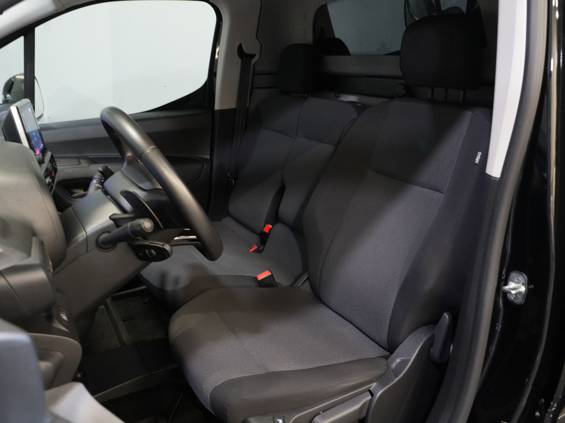Citroën Berlingo Furgón 1.5 HDi 130 cv Aut. L2 3 Pers./ Carplay/ Climatización/ Cámara/ Calef. de pie/ Calef. asiento/ Gancho remolque/ LMV/ H.O. Concesionario.