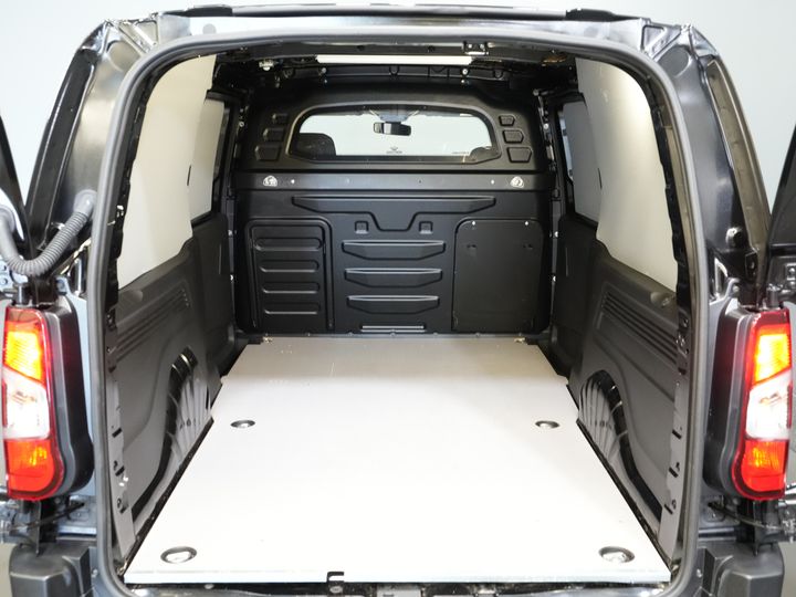 Citroën Berlingo Furgón 1.5 HDi 130 cv Aut. L2 3 Pers./ Carplay/ Climatización/ Cámara/ Calef. de pie/ Calef. asiento/ Gancho remolque/ LMV/ H.O. Concesionario.