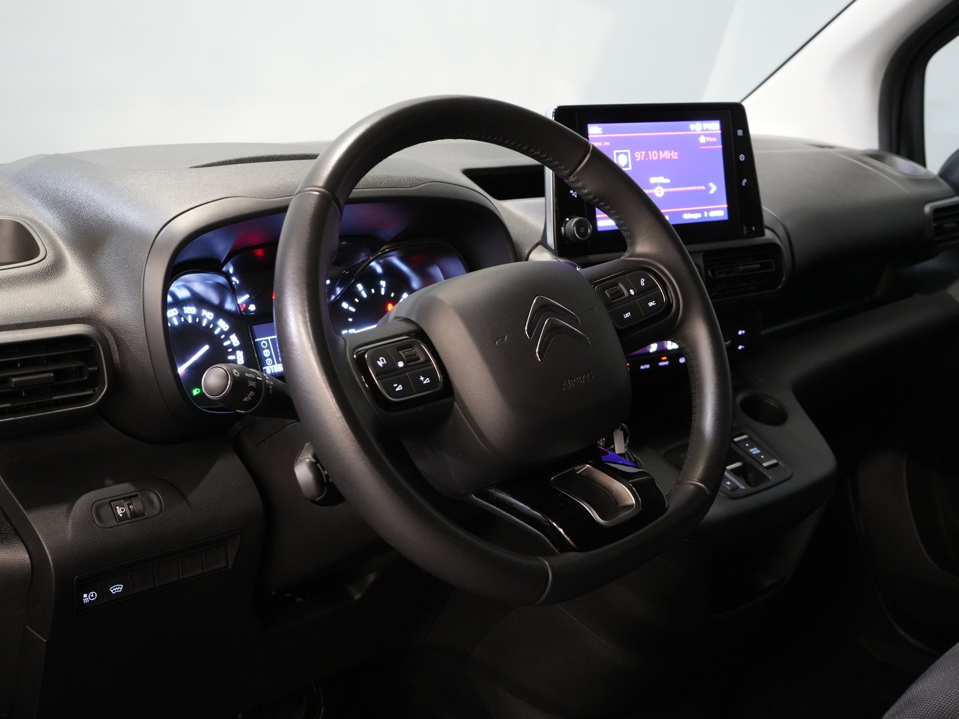 Citroën Berlingo Furgón 1.5 HDi 130 cv Aut. L2 3 Pers./ Carplay/ Climatización/ Cámara/ Calef. de pie/ Calef. asiento/ Gancho remolque/ LMV/ H.O. Concesionario.