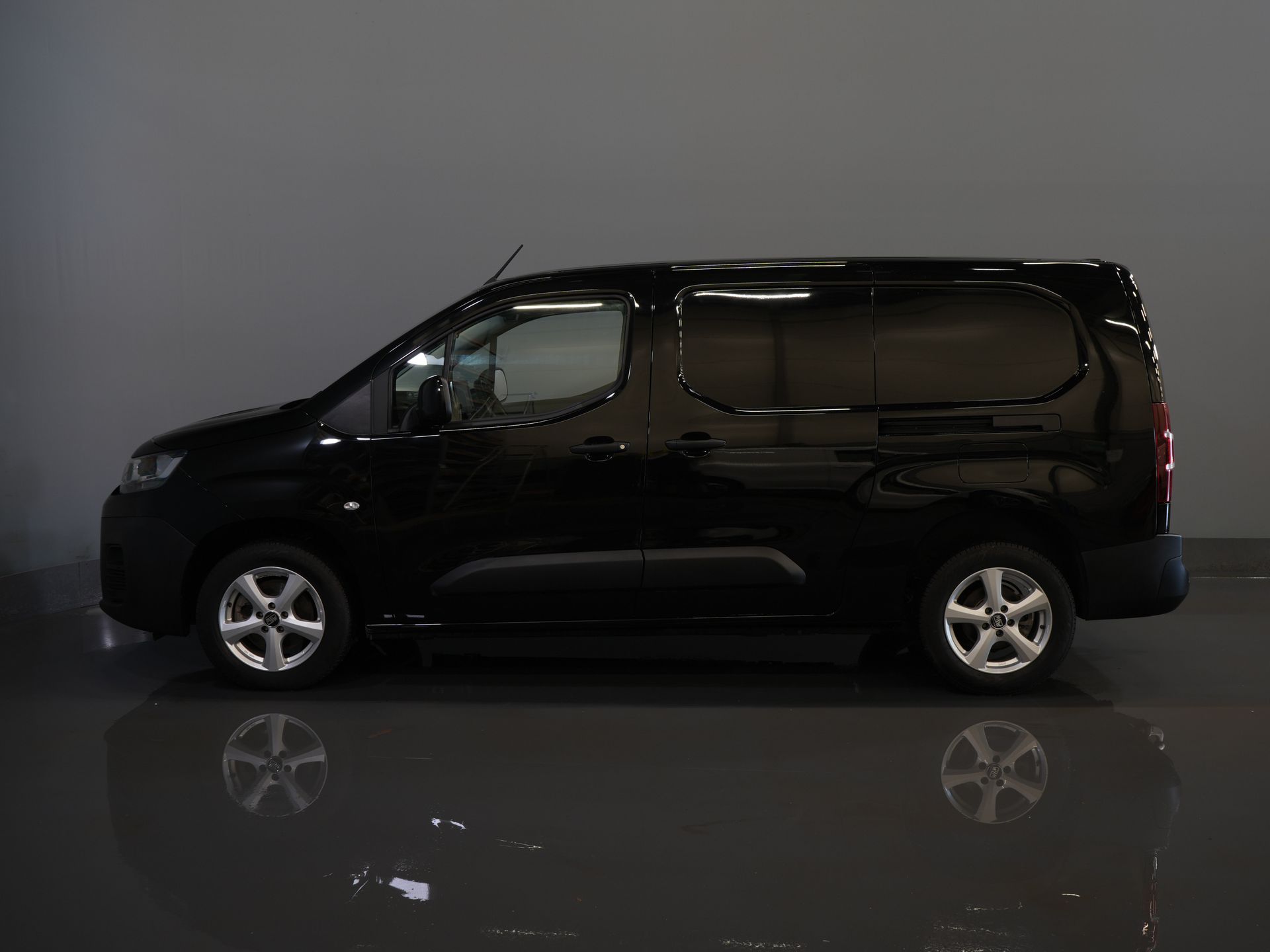 Citroën Berlingo Furgón 1.5 HDi 130 cv Aut. L2 3 Pers./ Carplay/ Climatización/ Cámara/ Calef. de pie/ Calef. asiento/ Gancho remolque/ LMV/ H.O. Concesionario.