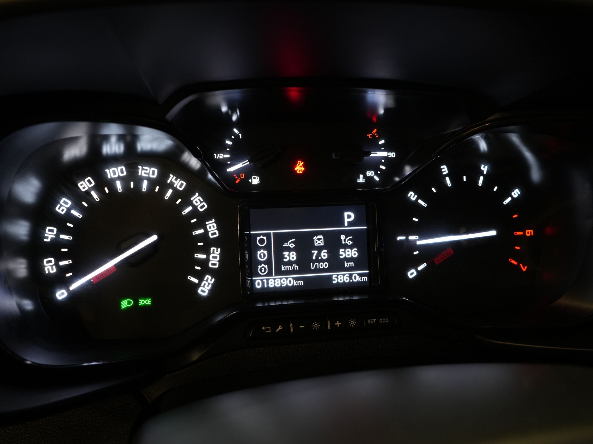 Citroën Berlingo Furgón 1.5 HDi 130 cv Aut. L2 3 Pers./ Carplay/ Climatización/ Cámara/ Calef. de pie/ Calef. asiento/ Gancho remolque/ LMV/ H.O. Concesionario.