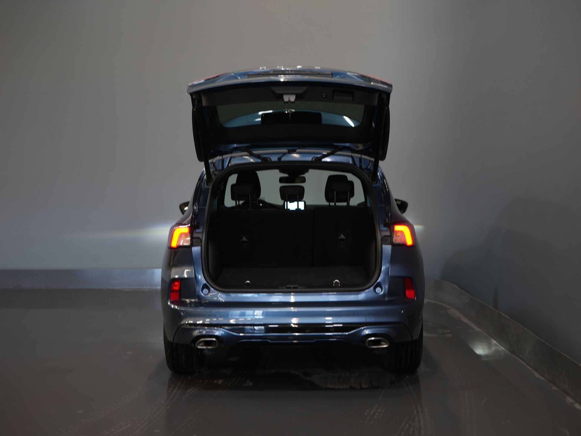 Ford Kuga SUV 2.5 PHEV 225 к.с. ST-Line LED/ Head-Up/ Adapt.cruise/ Підігрів підставки/ Keyless/ Elek.flap/ Stoelverwant/ Steeringverw./ Carplay/ Navi/ Clima