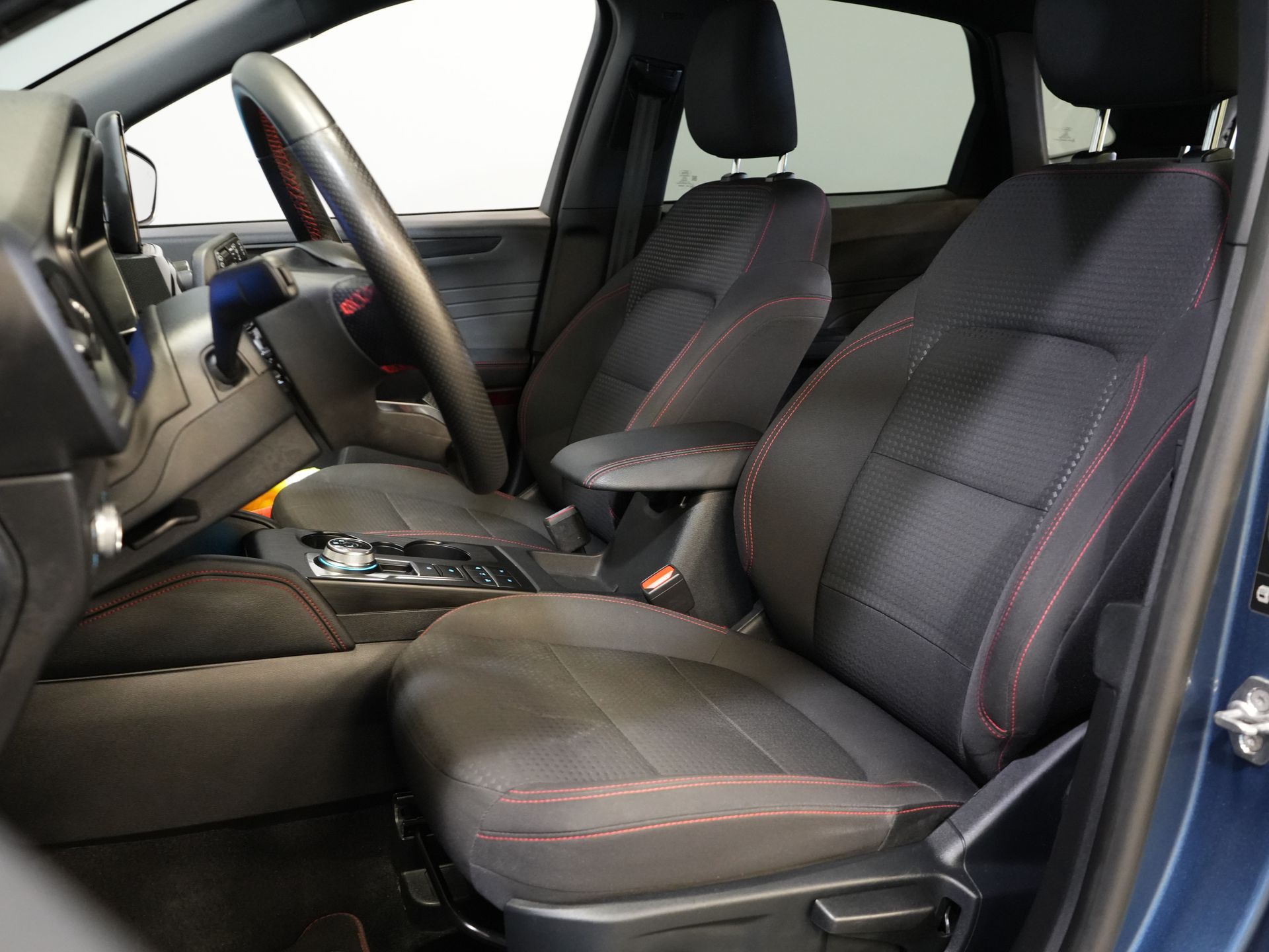 Ford Kuga SUV 2.5 PHEV 225 к.с. ST-Line LED/ Head-Up/ Adapt.cruise/ Підігрів підставки/ Keyless/ Elek.flap/ Stoelverwant/ Steeringverw./ Carplay/ Navi/ Clima