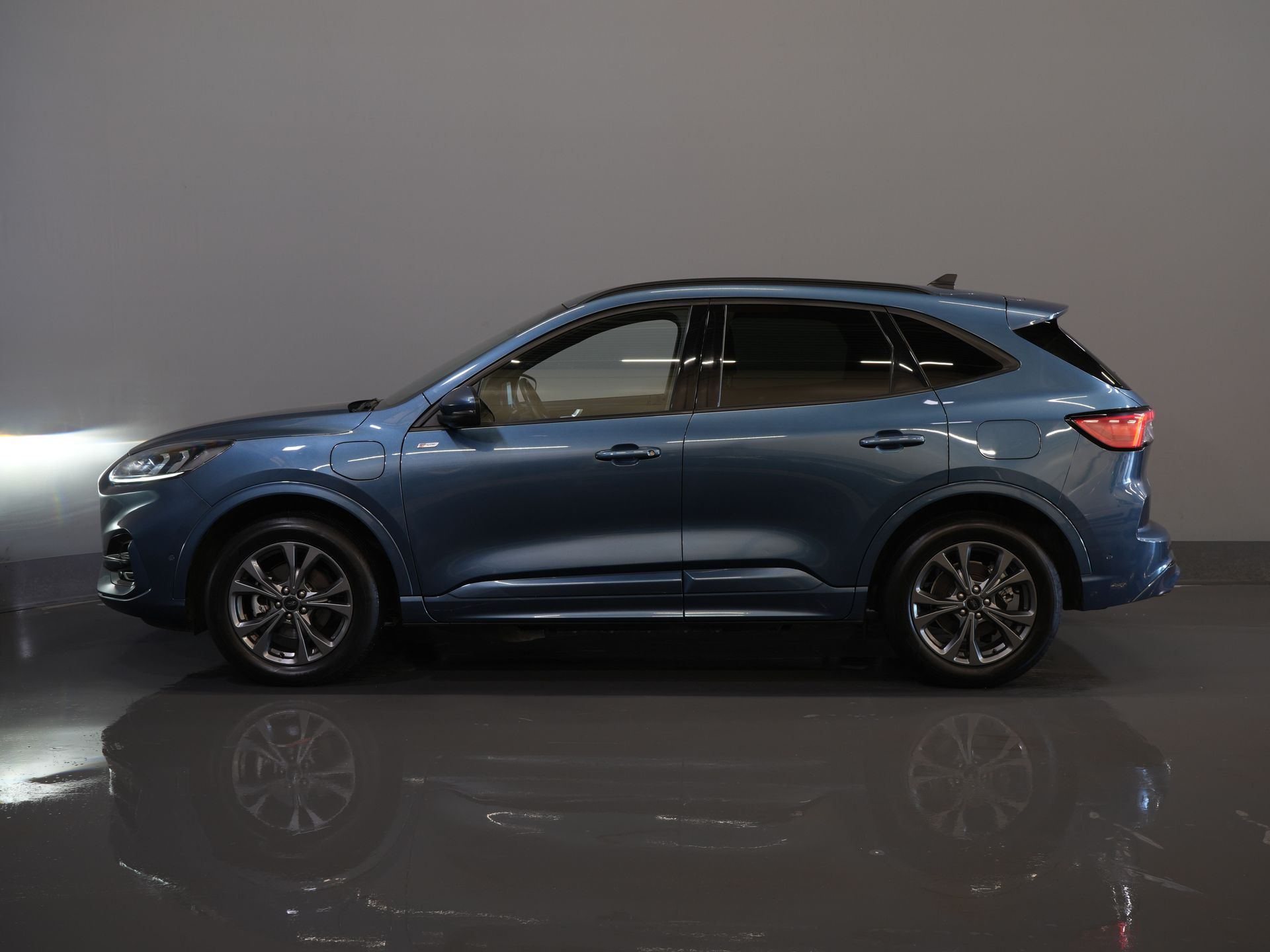 Ford Kuga SUV 2.5 PHEV 225 к.с. ST-Line LED/ Head-Up/ Adapt.cruise/ Підігрів підставки/ Keyless/ Elek.flap/ Stoelverwant/ Steeringverw./ Carplay/ Navi/ Clima