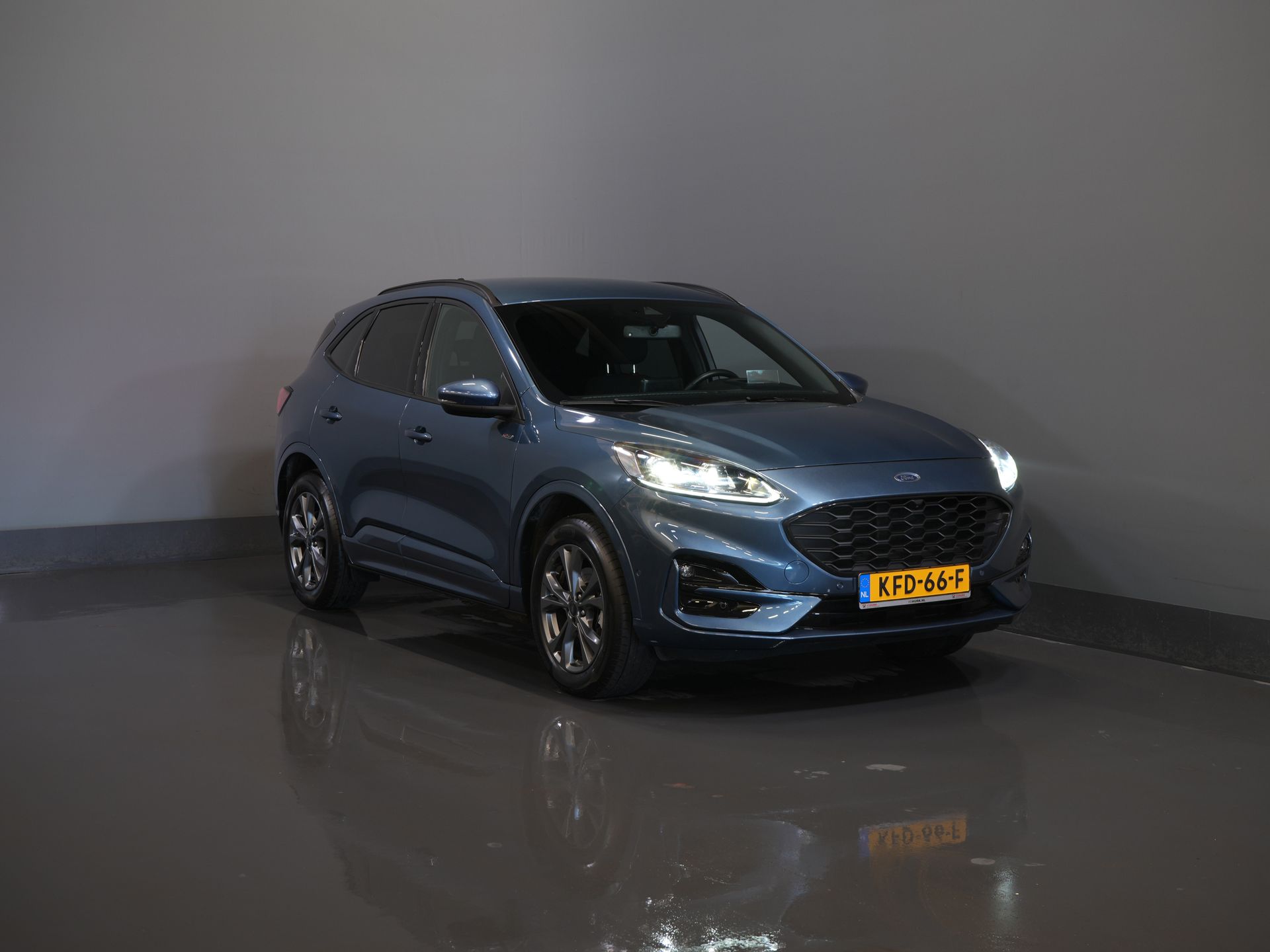 Ford Kuga SUV 2.5 PHEV 225 к.с. ST-Line LED/ Head-Up/ Adapt.cruise/ Підігрів підставки/ Keyless/ Elek.flap/ Stoelverwant/ Steeringverw./ Carplay/ Navi/ Clima