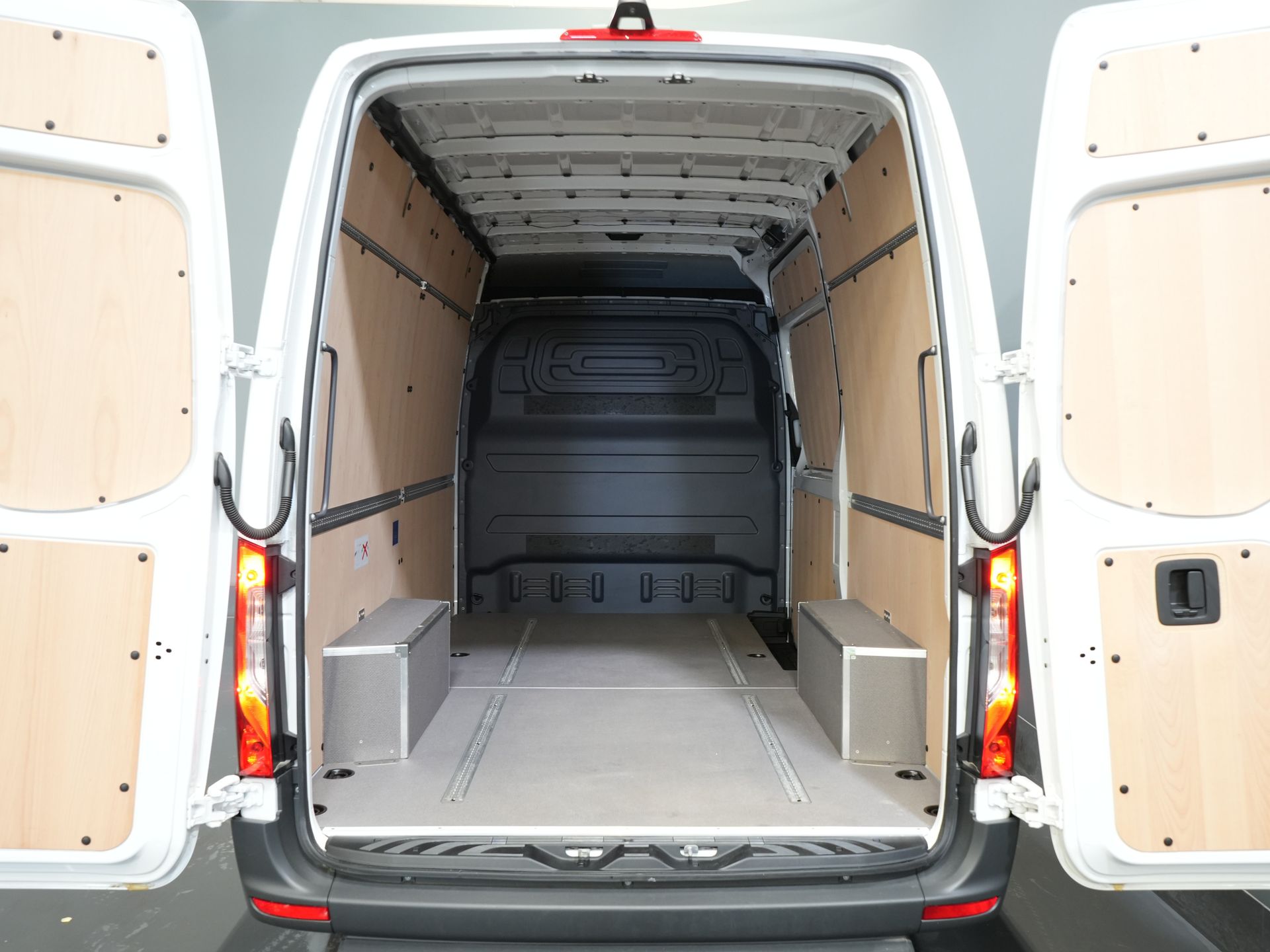 Mercedes-Benz Sprinter Furgoneta 317 1.9 CDI L2H2 Aut. FĂRĂ BPM! Scaun încălzit/ 270 Gr. Uși/ Scaune încălzite/ Navigație/ Cameră/ Cruise control/ Aer condiționat