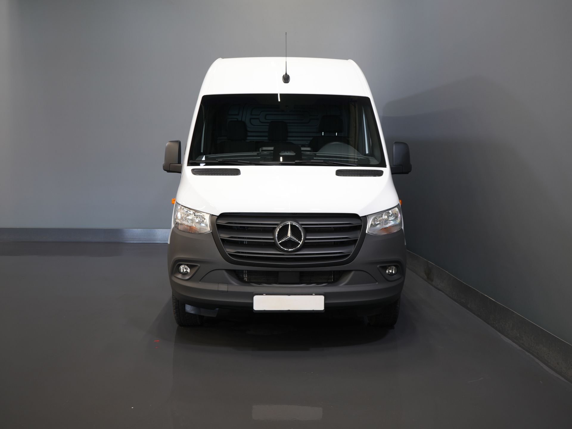 Mercedes-Benz Sprinter Furgoneta 317 1.9 CDI L2H2 Aut. FĂRĂ BPM! Scaun încălzit/ 270 Gr. Uși/ Scaune încălzite/ Navigație/ Cameră/ Cruise control/ Aer condiționat