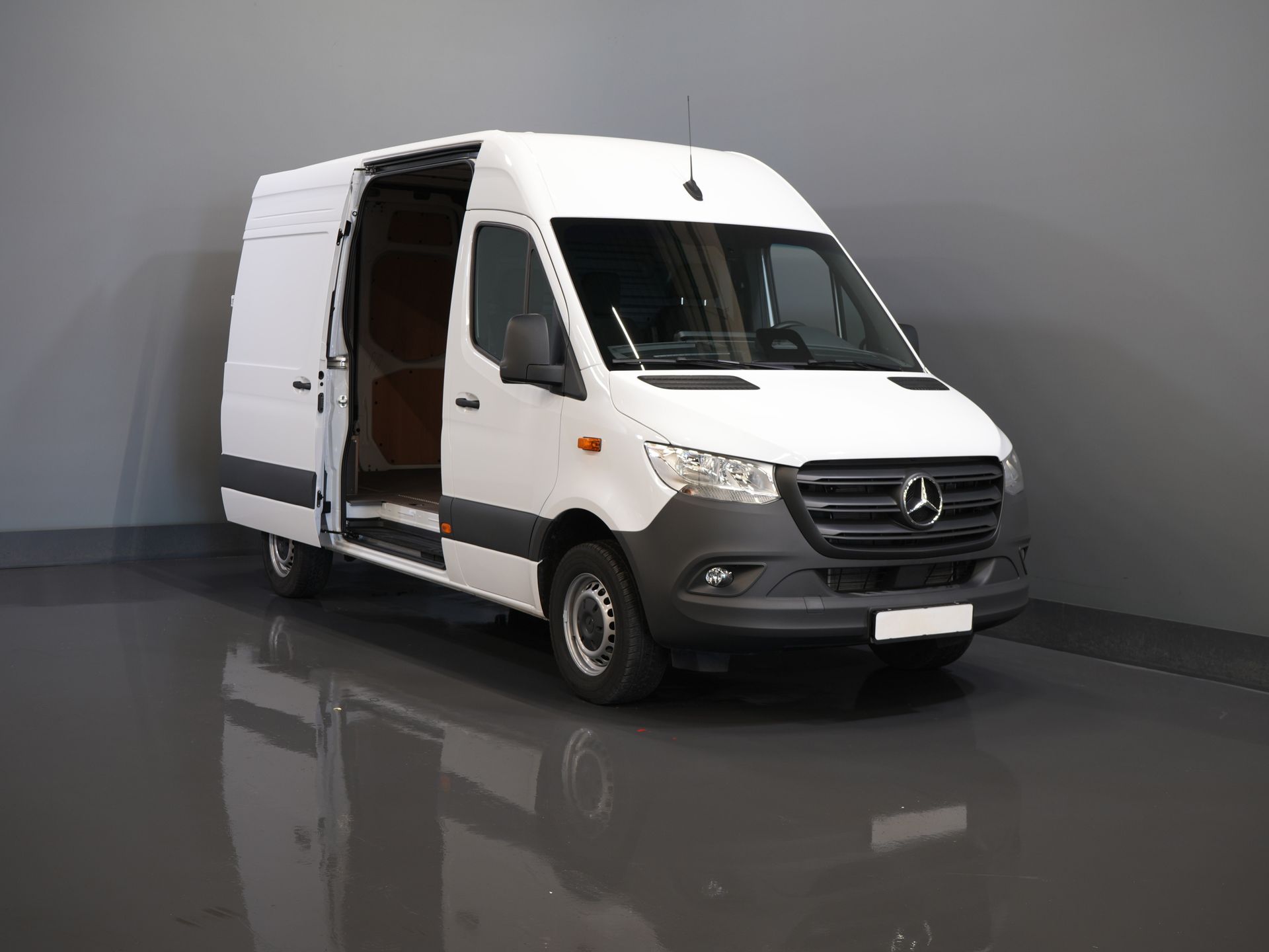 Mercedes-Benz Sprinter Furgoneta 317 1.9 CDI L2H2 Aut. FĂRĂ BPM! Scaun încălzit/ 270 Gr. Uși/ Scaune încălzite/ Navigație/ Cameră/ Cruise control/ Aer condiționat