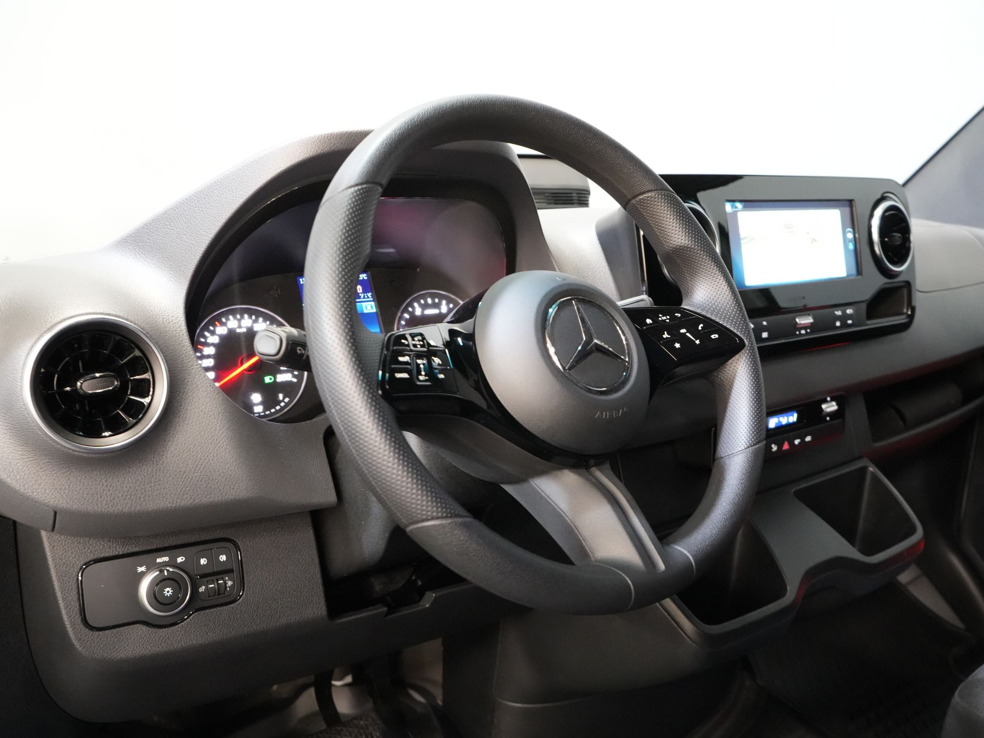 Mercedes-Benz Sprinter Furgoneta 317 1.9 CDI L2H2 Aut. FĂRĂ BPM! Scaun încălzit/ 270 Gr. Uși/ Scaune încălzite/ Navigație/ Cameră/ Cruise control/ Aer condiționat