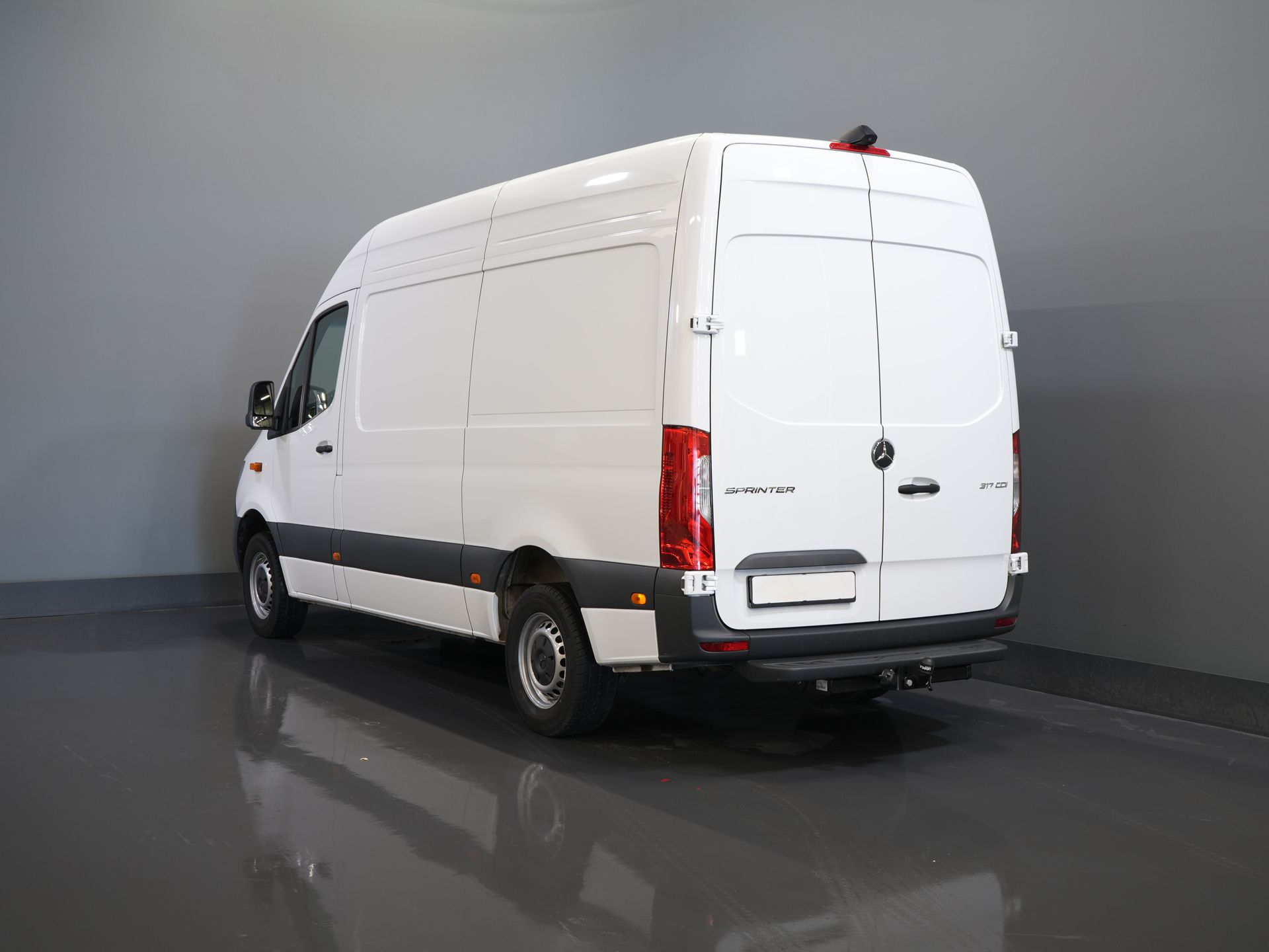 Mercedes-Benz Sprinter Furgoneta 317 1.9 CDI L2H2 Aut. FĂRĂ BPM! Scaun încălzit/ 270 Gr. Uși/ Scaune încălzite/ Navigație/ Cameră/ Cruise control/ Aer condiționat