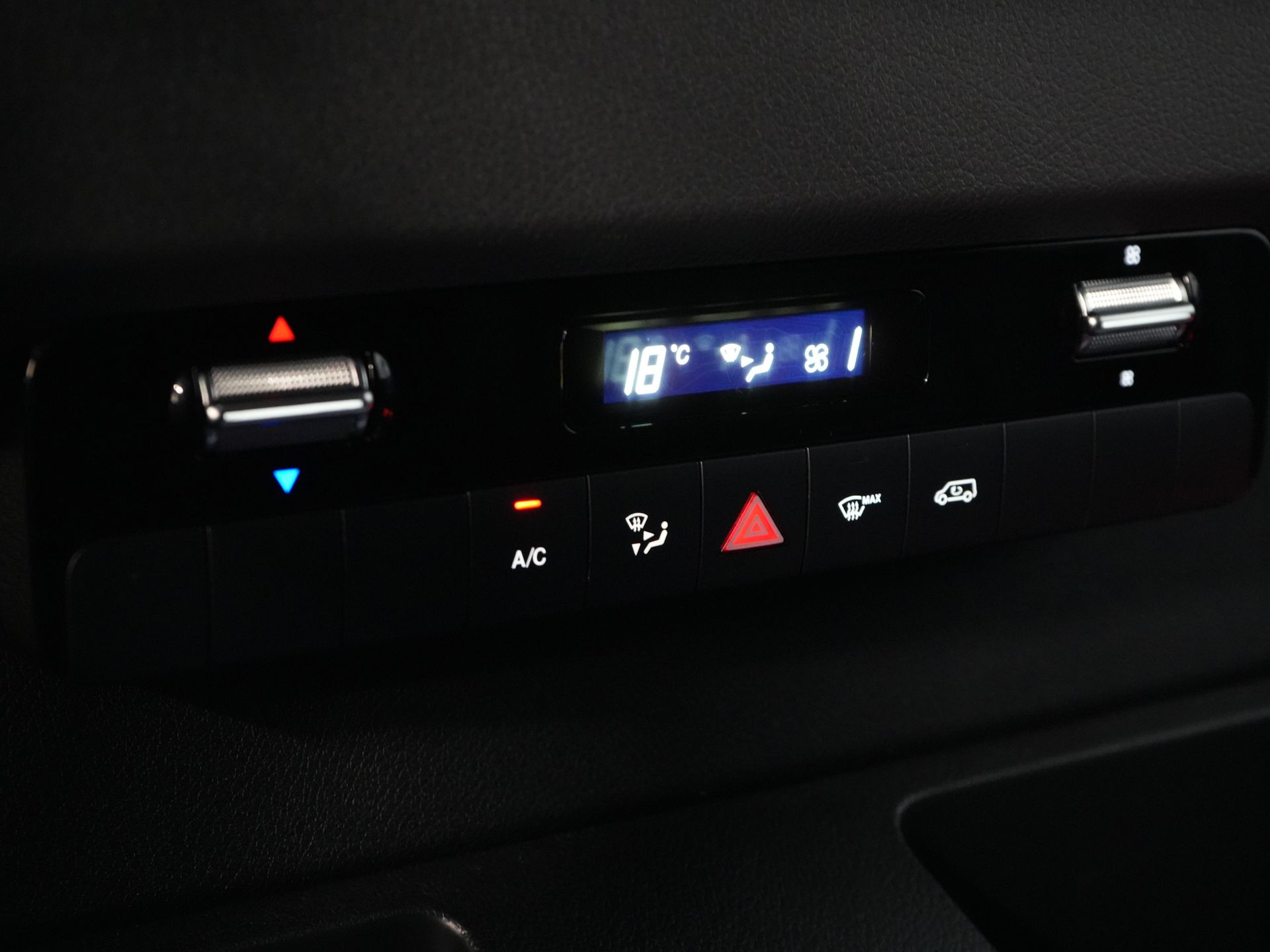 Mercedes-Benz Sprinter Furgoneta 317 1.9 CDI L2H2 Aut. FĂRĂ BPM! Scaun încălzit/ 270 Gr. Uși/ Scaune încălzite/ Navigație/ Cameră/ Cruise control/ Aer condiționat