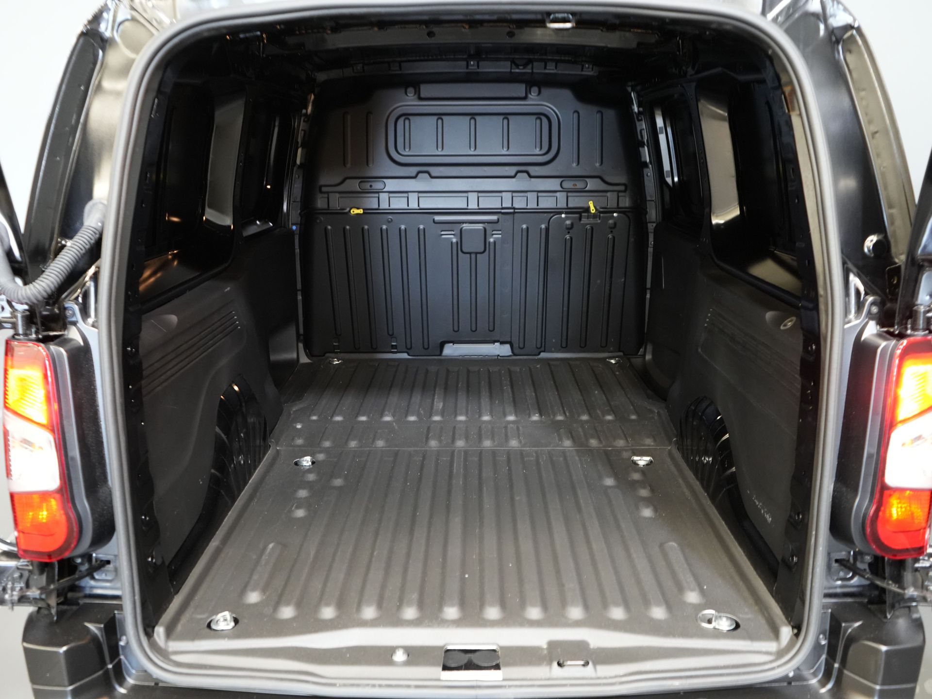Peugeot Partner Van 1.5 HDi 100 к.с. L2 MARGE ZGAN Virtual Cockpit/ 3перс./ Carplay/ PDC/ Cruise/ Airco
