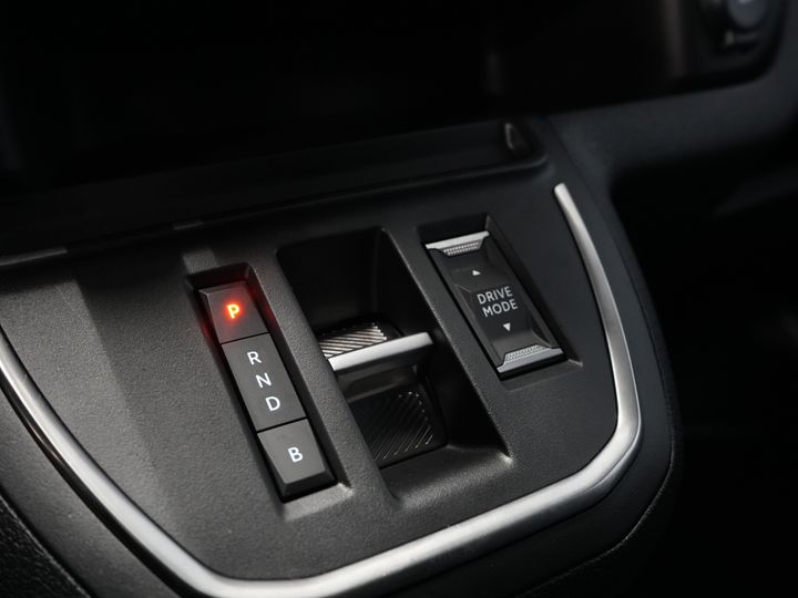 Citroën ë-Jumpy Fourgon L2 75 kWh 330 km WLTP Chargeur rapide/ 3 pers./ Carplay/ Caméra/ PDC/ Régulateur de vitesse/ Climatisation