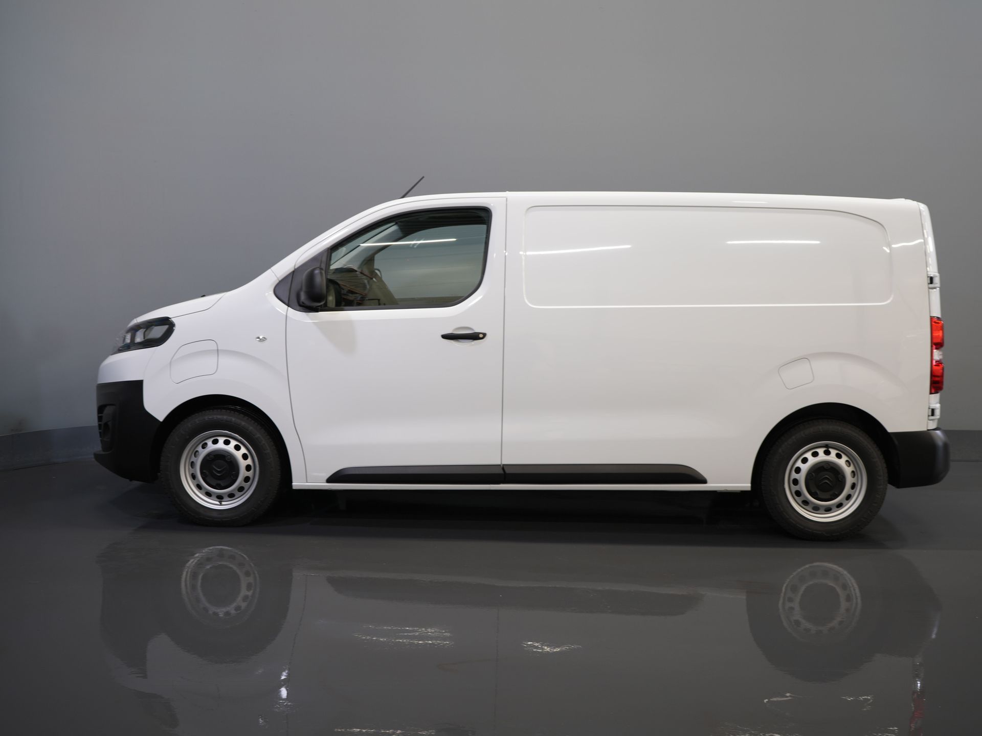 Citroën ë-Jumpy Fourgon L2 75 kWh 330 km WLTP Chargeur rapide/ 3 pers./ Carplay/ Caméra/ PDC/ Régulateur de vitesse/ Climatisation