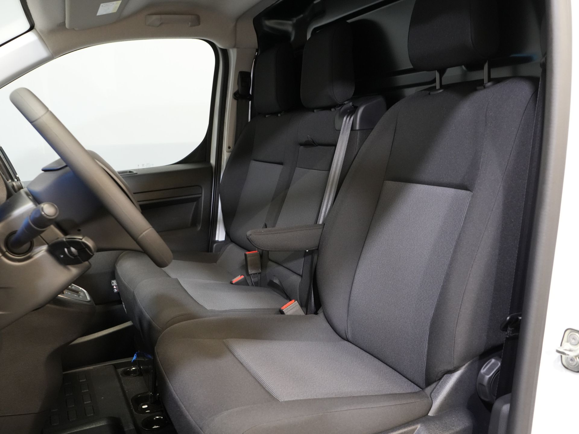 Citroën ë-Jumpy Fourgon L2 75 kWh 330 km WLTP Chargeur rapide/ 3 pers./ Carplay/ Caméra/ PDC/ Régulateur de vitesse/ Climatisation