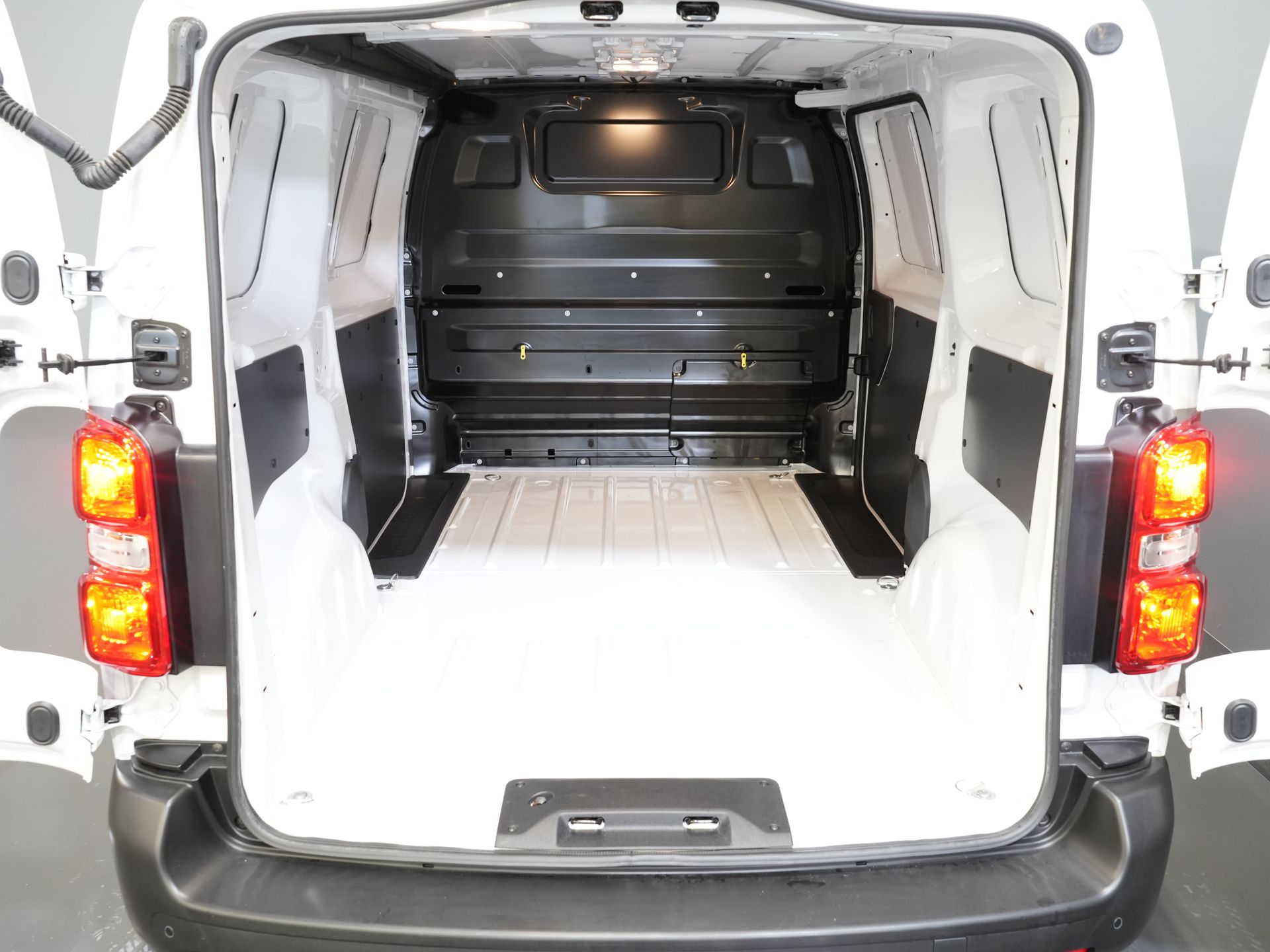 Citroën ë-Jumpy Fourgon L2 75 kWh 330 km WLTP Chargeur rapide/ 3 pers./ Carplay/ Caméra/ PDC/ Régulateur de vitesse/ Climatisation