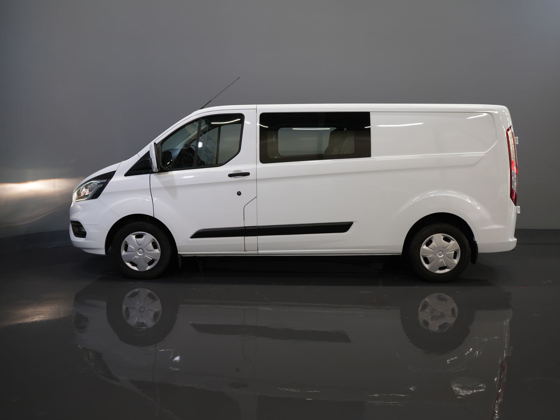 Ford Transit Custom Van 340 2.0 TDCI 130 hp L2 Double Cab DC BPM FREE! 6 Pers./ 2.8t Trekverm./ PDC/ Cruise/ Towbar/ Airco