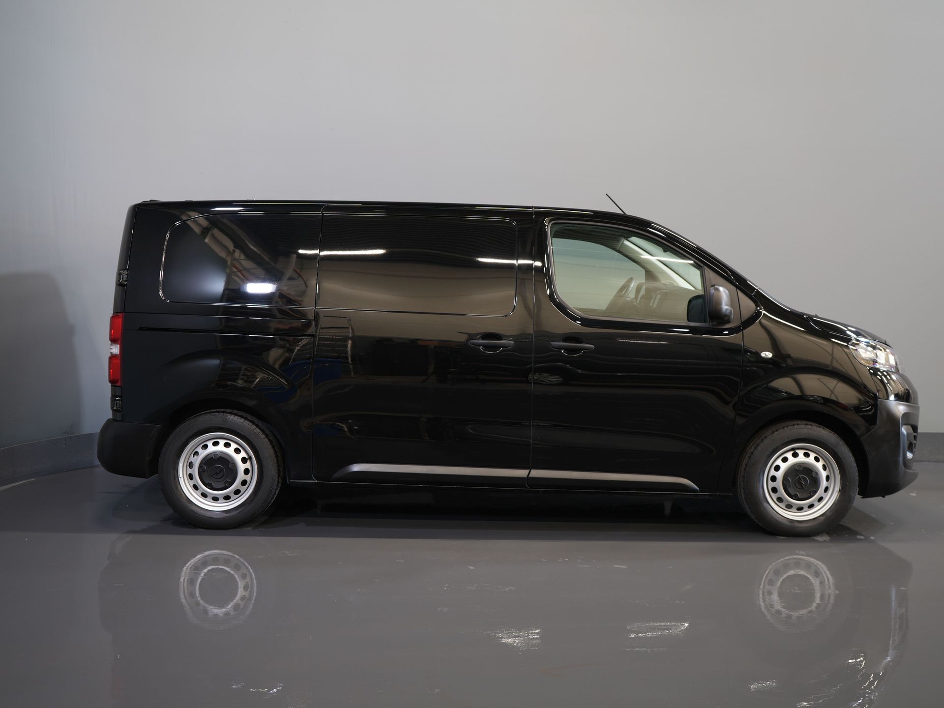 Opel Vivaro Bestelbus 2.0 HDi 145 pk Aut. L2 BPM VRIJ! NL Auto/ Carplay/ Cruise/ Camera/ Navi/ Trekhaak