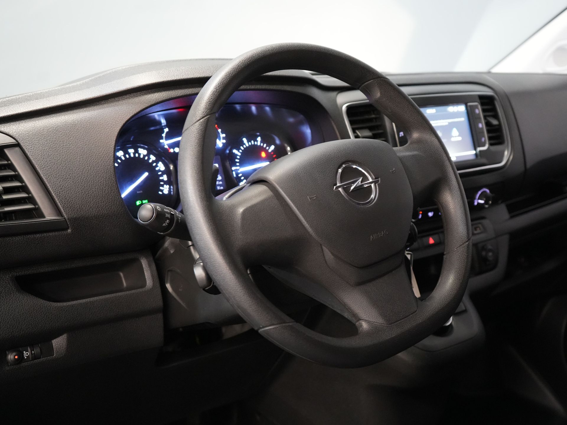 Opel Vivaro Bestelbus 2.0 HDi 145 pk Aut. L2 BPM VRIJ! NL Auto/ Carplay/ Cruise/ Camera/ Navi/ Trekhaak