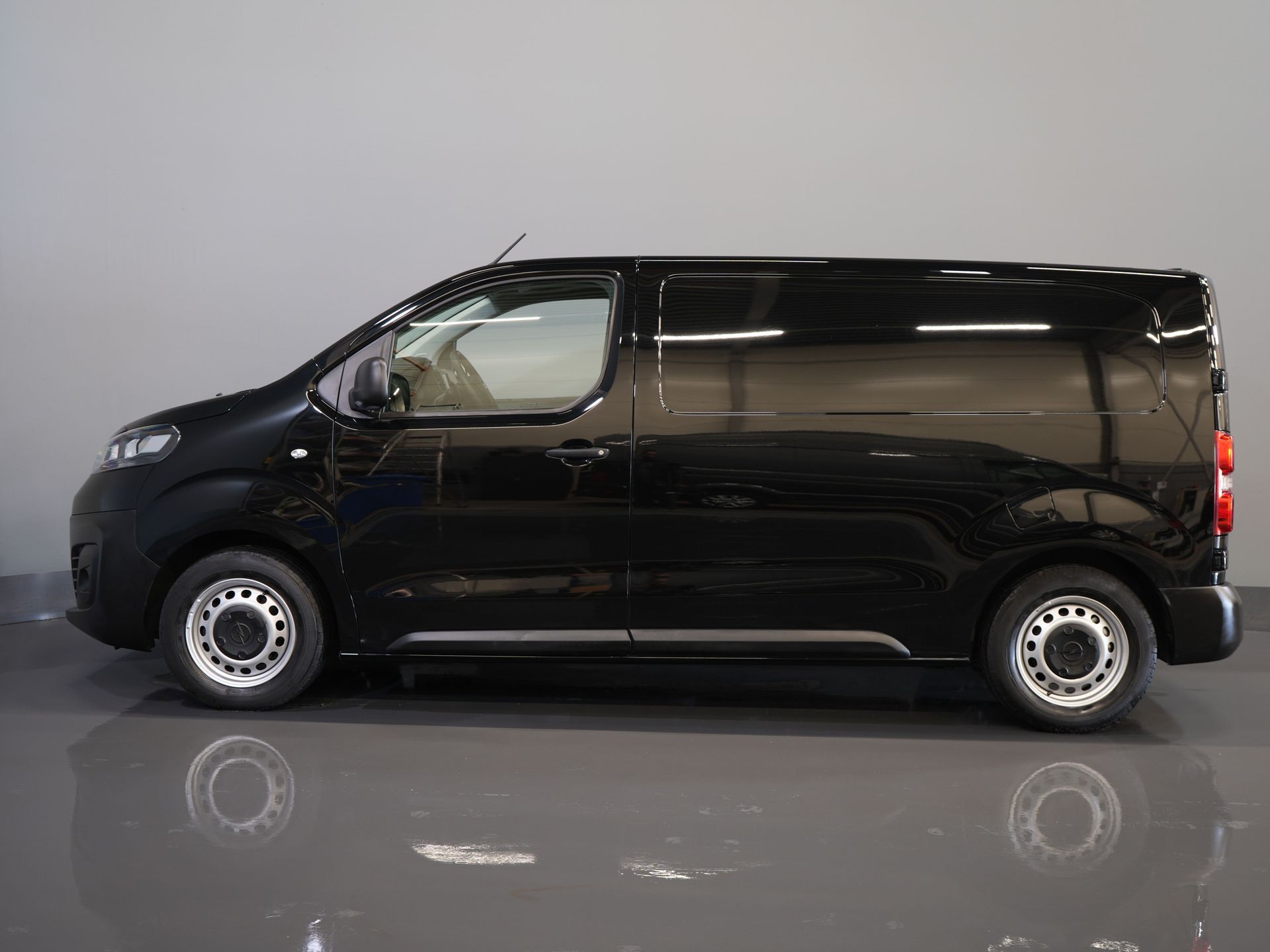 Opel Vivaro Bestelbus 2.0 HDi 145 pk Aut. L2 BPM VRIJ! NL Auto/ Carplay/ Cruise/ Camera/ Navi/ Trekhaak