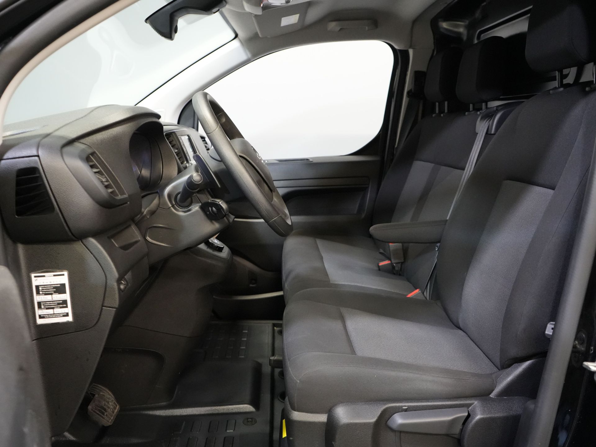 Opel Vivaro Bestelbus 2.0 HDi 145 pk Aut. L2 BPM VRIJ! NL Auto/ Carplay/ Cruise/ Camera/ Navi/ Trekhaak