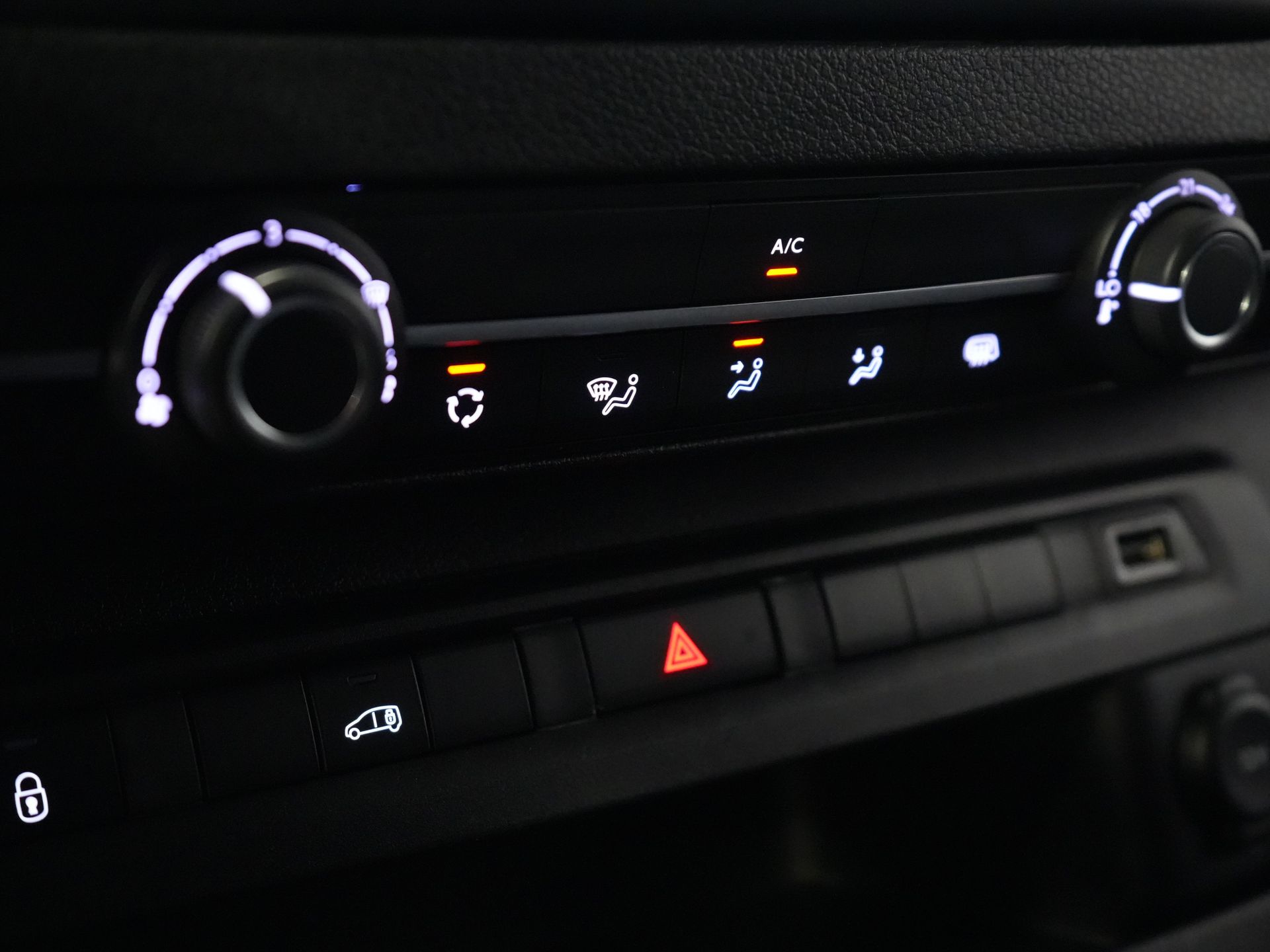 Opel Vivaro Bestelbus 2.0 HDi 145 pk Aut. L2 BPM VRIJ! NL Auto/ Carplay/ Cruise/ Camera/ Navi/ Trekhaak