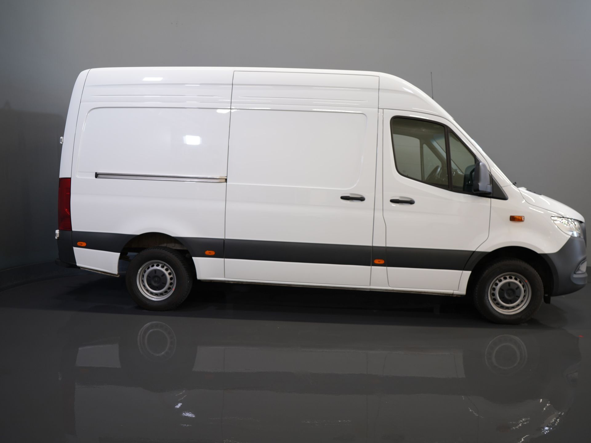 Mercedes-Benz Sprinter Bestelbus 317 CDI Aut. L2H2 BPM VRIJ! Gev.Stoel/ 270 Gr.Deuren/ Stoelverw./ Navi/ Camera/ Cruise/ Airco/ DAB