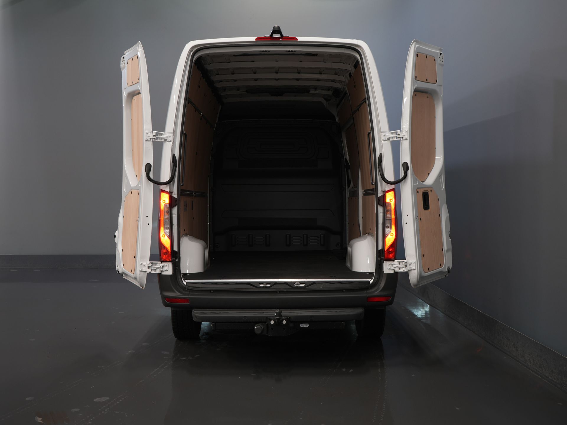 Mercedes-Benz Sprinter Van 317 Aut. L2H2 BPM ¡GRATIS! 3.5t Towbar/ LED/ 270 Gr.Doors/ Gev.Stoel/ Stoelverw./ Navi/ Camera/ PDC/ Carpenter/ Cruise