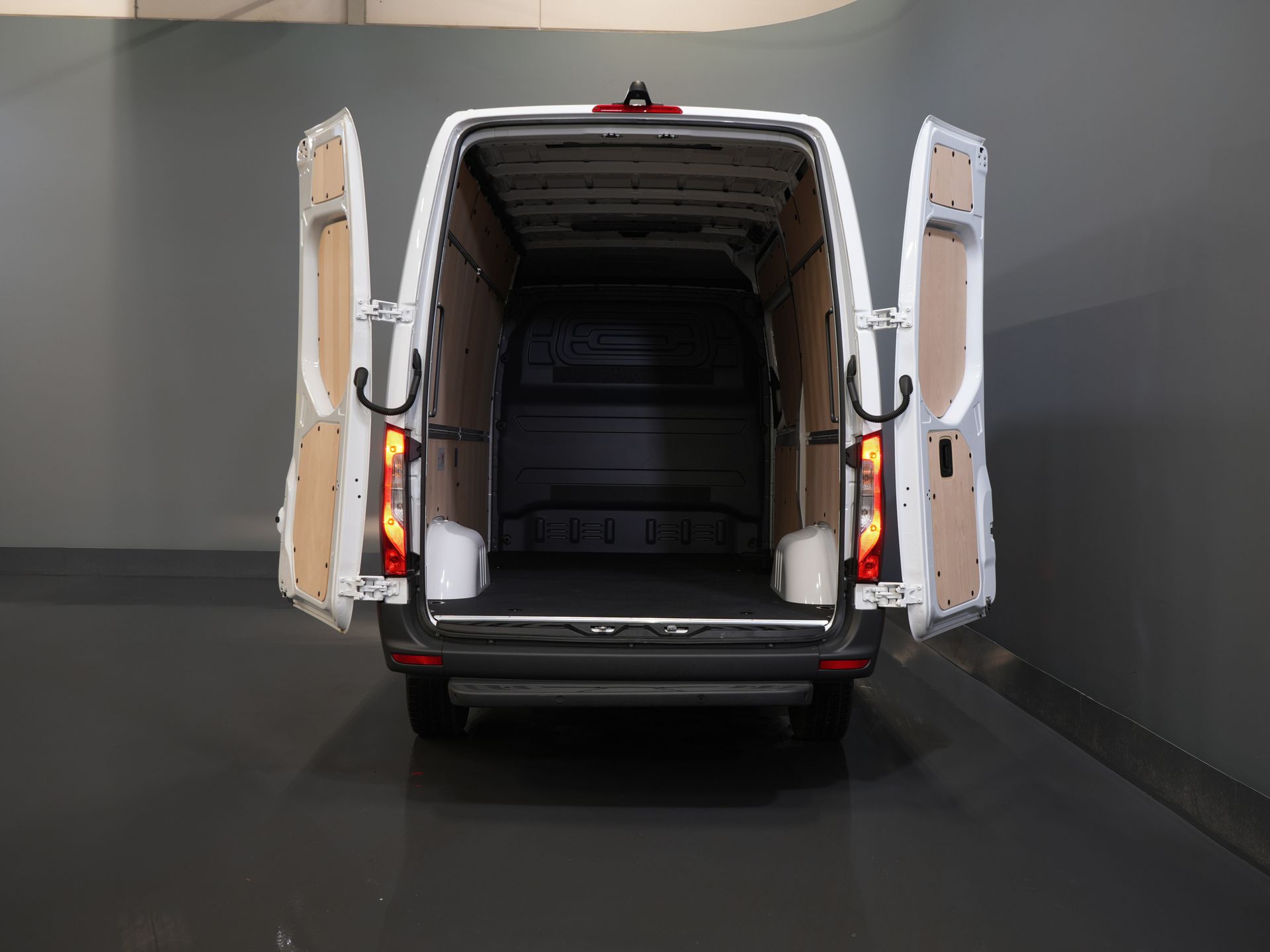 Mercedes-Benz Sprinter Furgon 317 Aut. L2H2 Bez podatku BPM! LED/ Podgrzewane fotele/ Nawigacja/ Kamera/ Wykończenie drewniane/ Tempomat