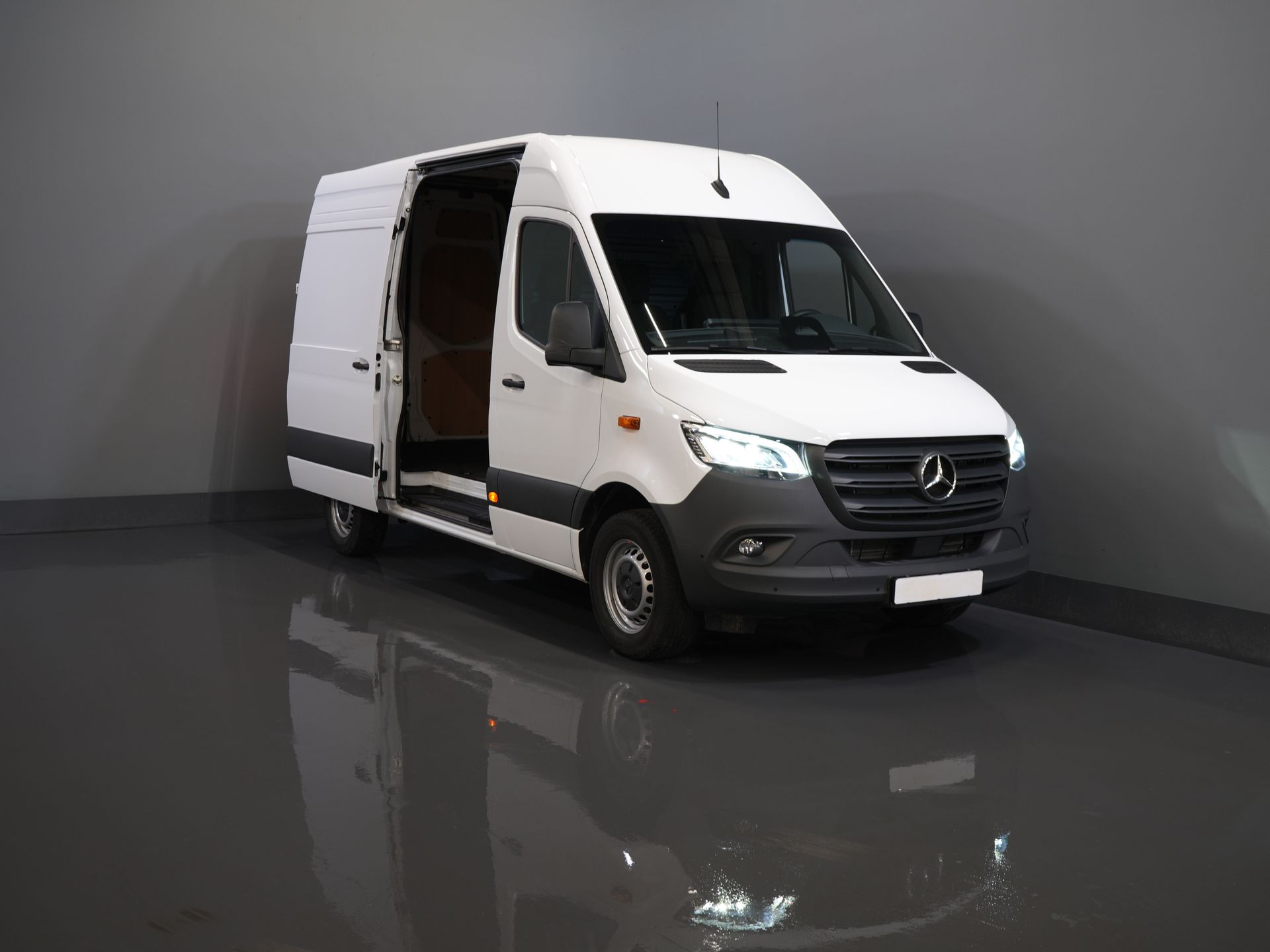 Mercedes-Benz Sprinter Furgon 317 Aut. L2H2 Bez podatku BPM! LED/ Podgrzewane fotele/ Nawigacja/ Kamera/ Wykończenie drewniane/ Tempomat