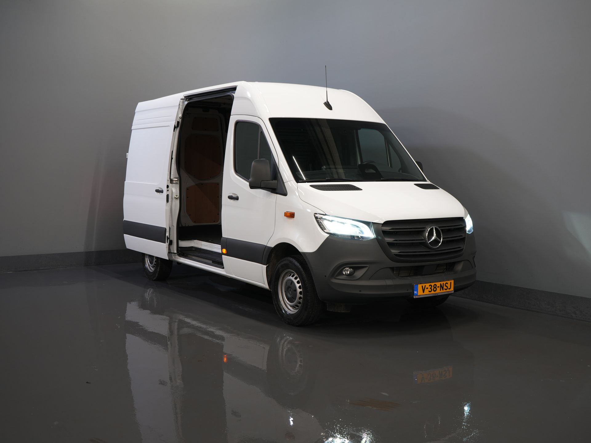Mercedes-Benz Sprinter Van 317 Aut. L2H2 BPM ¡GRATIS! 3.5t Towbar/ LED/ 270 Gr.Doors/ Gev.Stoel/ Stoelverw./ Navi/ Camera/ PDC/ Carpenter/ Cruise