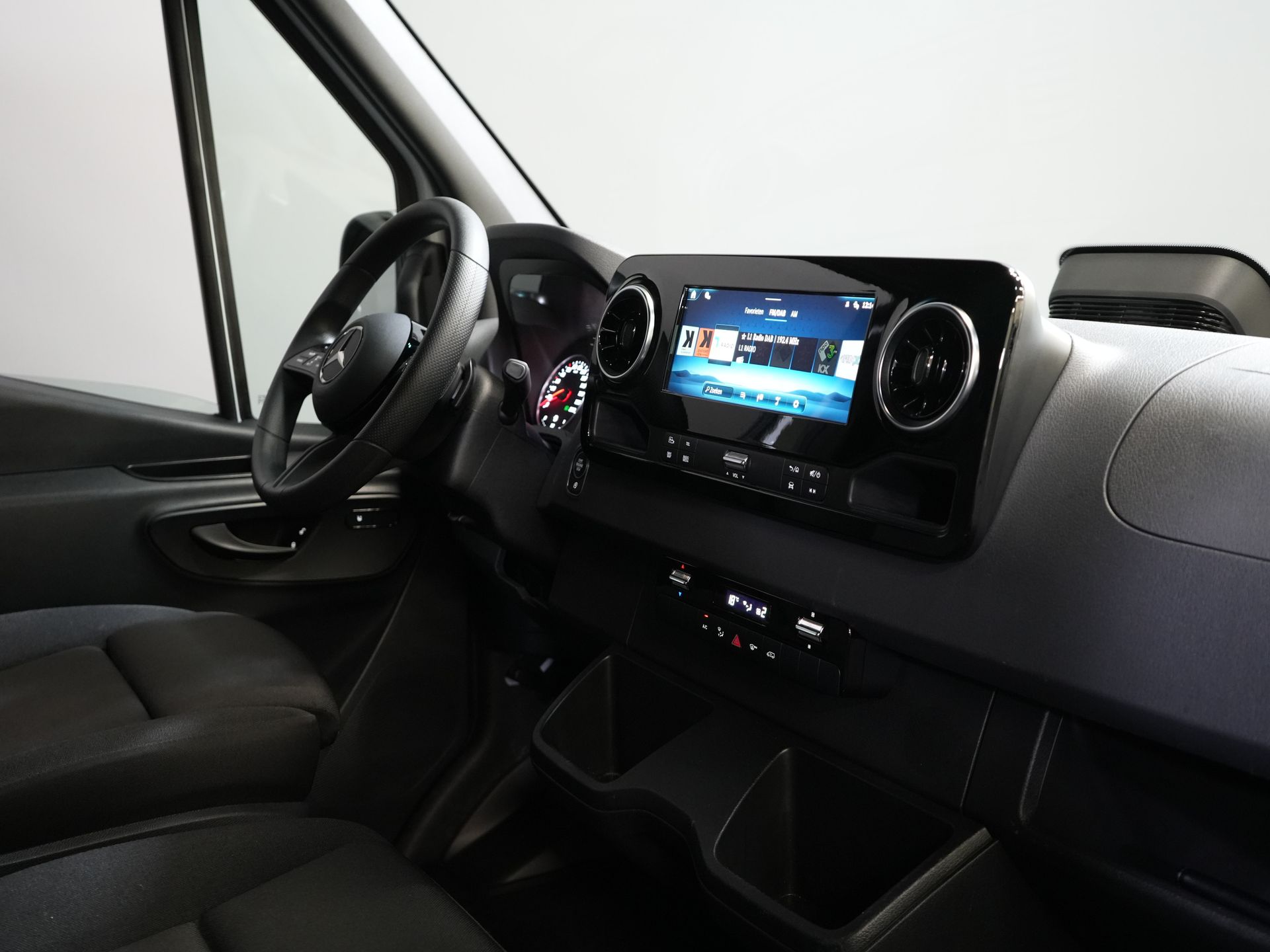 Mercedes-Benz Sprinter Furgon 317 Aut. L2H2 Bez podatku BPM! LED/ Podgrzewane fotele/ Nawigacja/ Kamera/ Wykończenie drewniane/ Tempomat