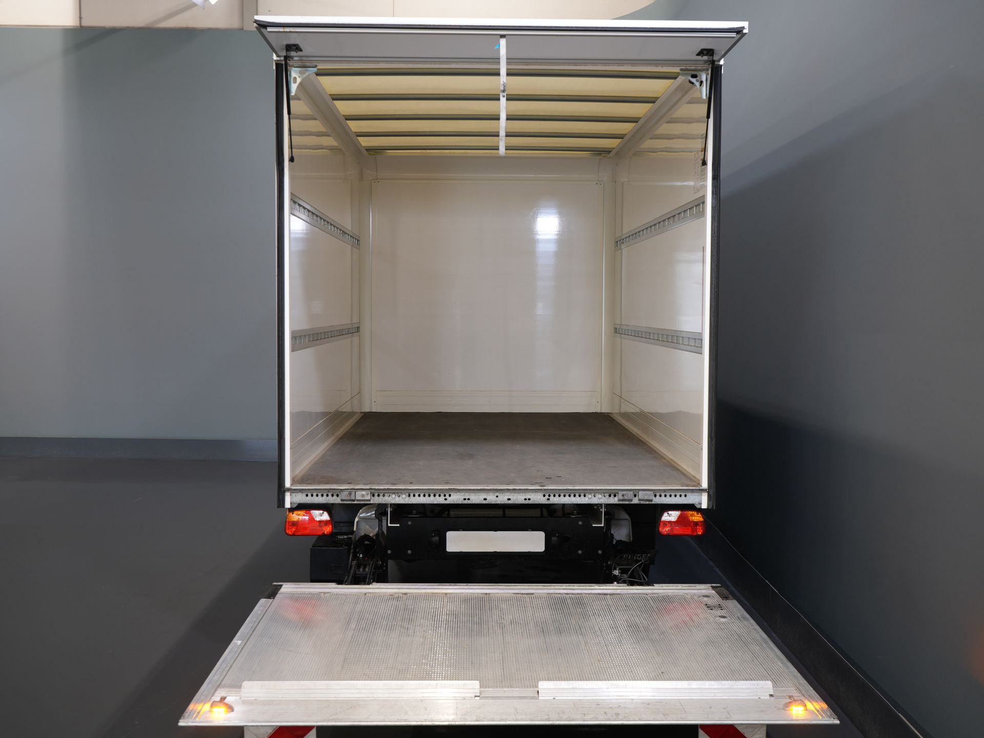 Volkswagen Crafter Bakwagen 35 2.0 TDI 180 pk DSG Aut. BPM VRIJ! 350x208x210 Laadklep/ Spoiler/ Navi/ Carplay/ Camera/ Airco