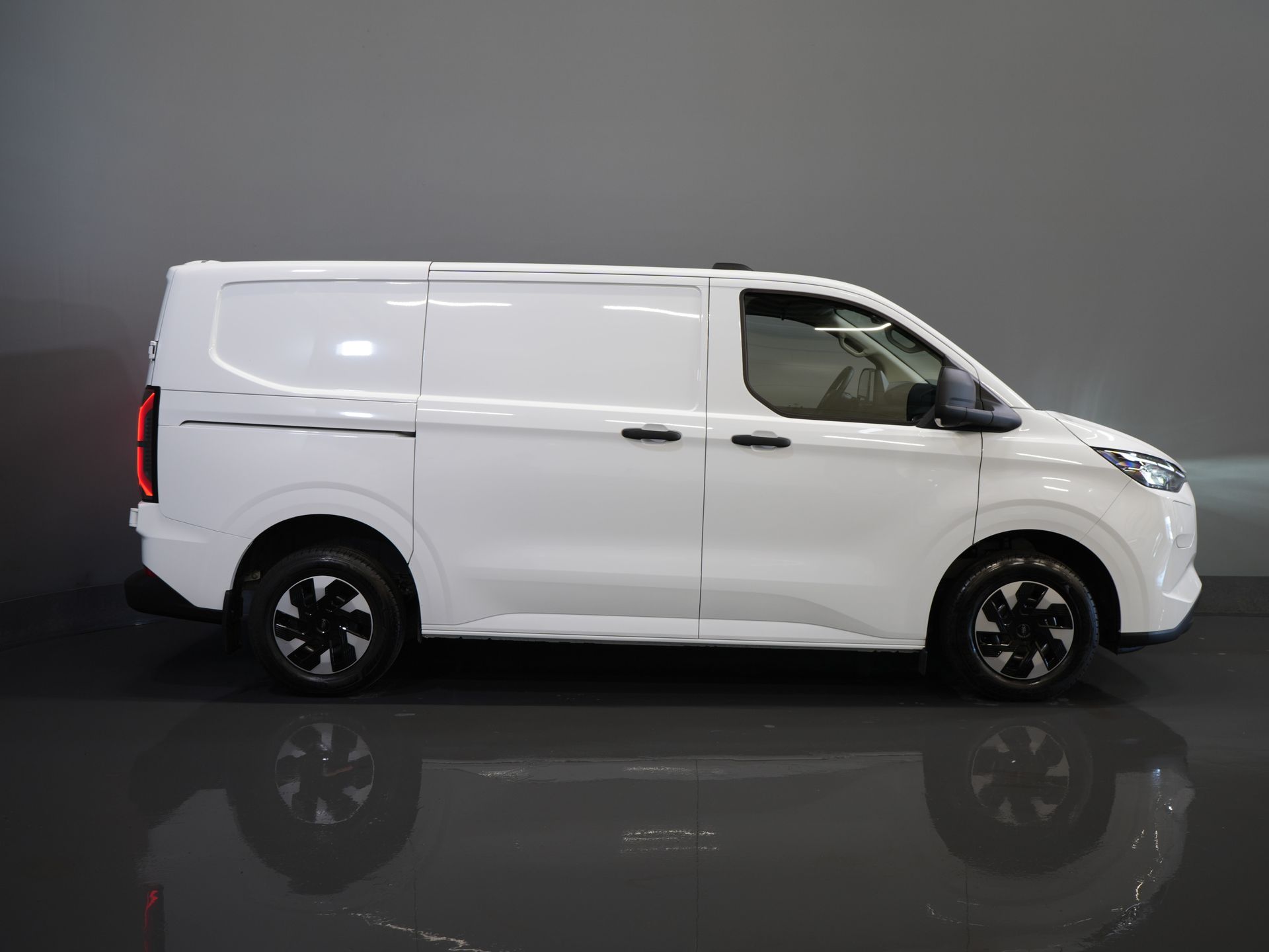 Ford E-Transit Custom Bestelbus Trend 65 kWh 330 km WLTP Garantie t/m 2029/ LED/ Standkachel/ Snellader/ 2.3t Trekverm./ Stuurverw./ Stoelverw./ Carplay/ Camera