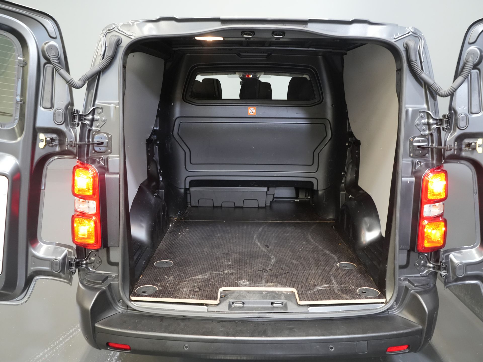 Peugeot Expert Van 2.0 HDi 145 CP Aut DC Double Cab 6 Pers./ Navi/ Carplay/ Camera/ PDC/ Cruise/ Airco